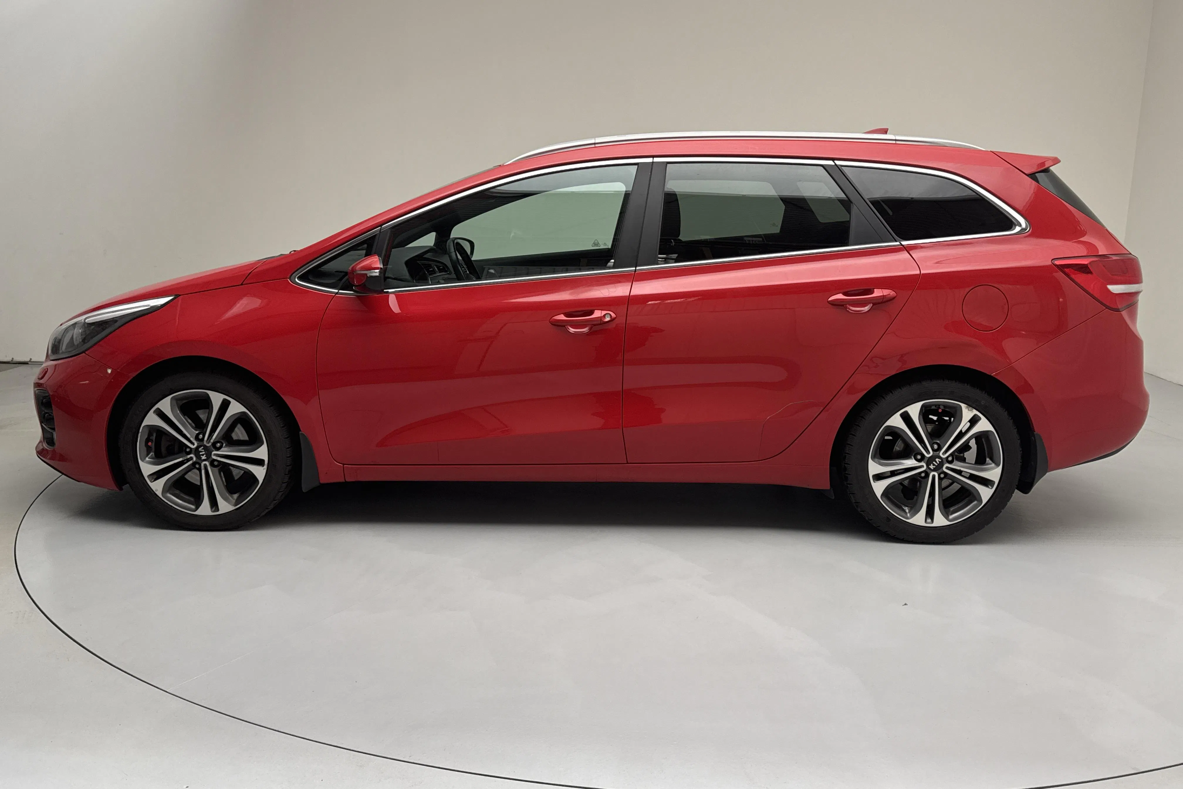 Presentationsfoto 2 av 14: KIA Cee'd 1.6 CRDi SW (136hk) - 9 904 mil - Manuell - röd - 2017