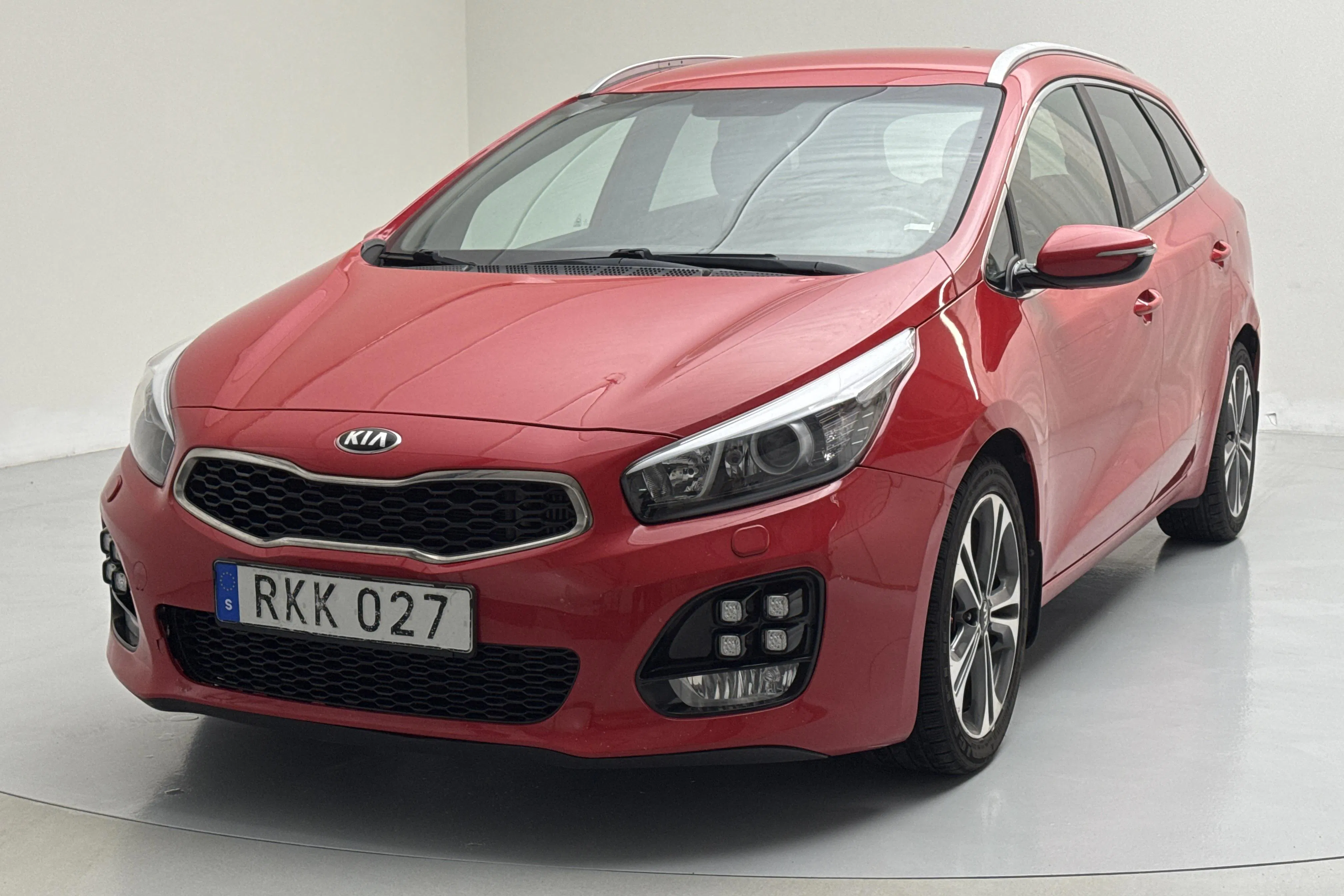 Presentationsfoto 1 av 14: KIA Cee'd 1.6 CRDi SW (136hk) - 9 904 mil - Manuell - röd - 2017