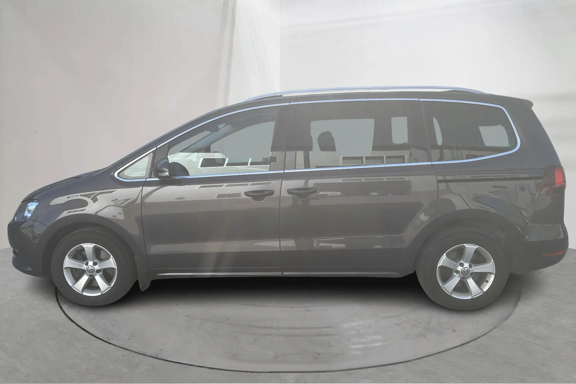 Presentationsfoto 2 av 19: VW Sharan 2.0 TDI 4Motion (150hk) - 25 538 mil - Manuell - Dark Brown - 2018