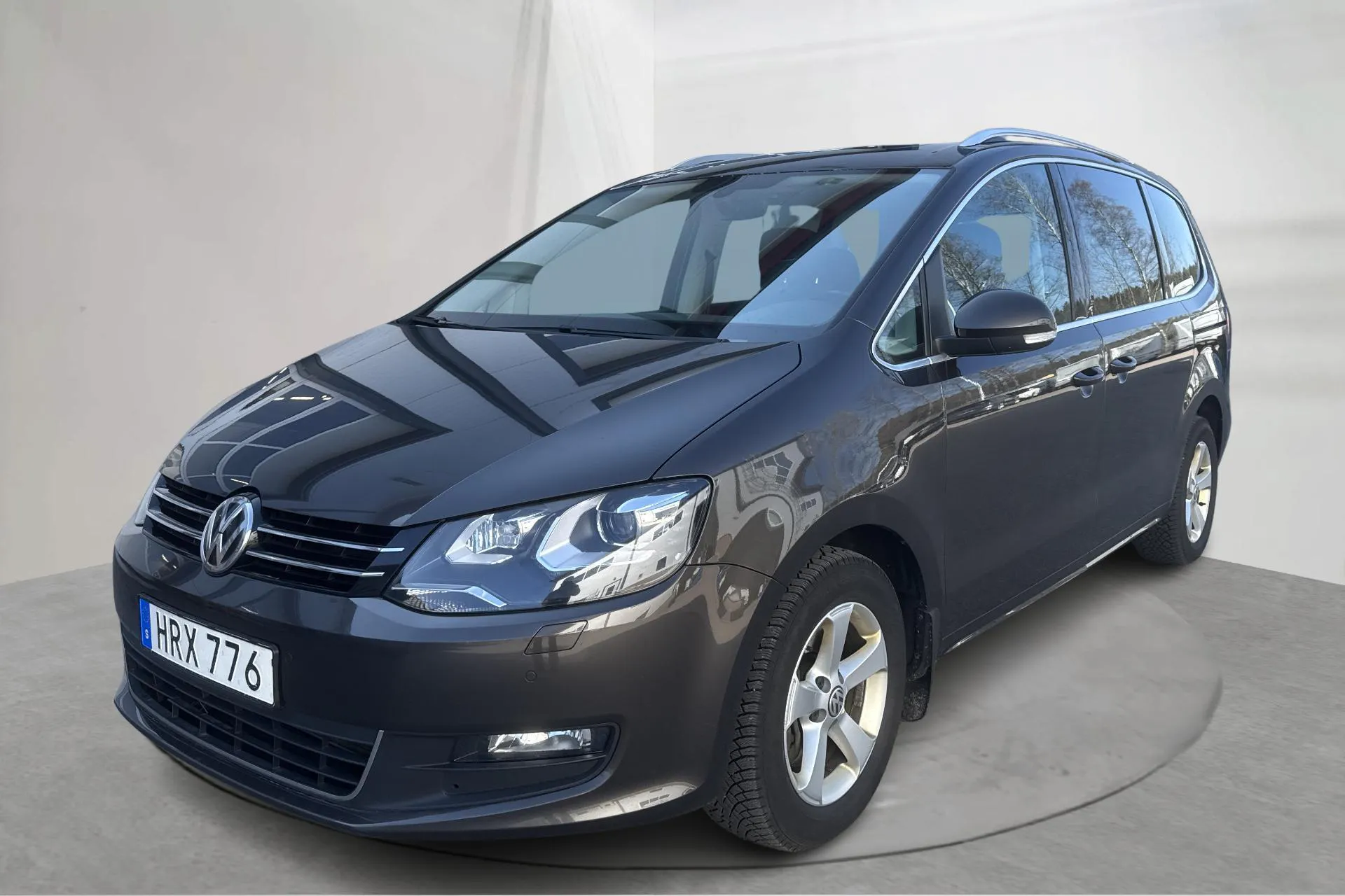 Presentationsfoto 1 av 19: VW Sharan 2.0 TDI 4Motion (150hk) - 25 538 mil - Manuell - Dark Brown - 2018