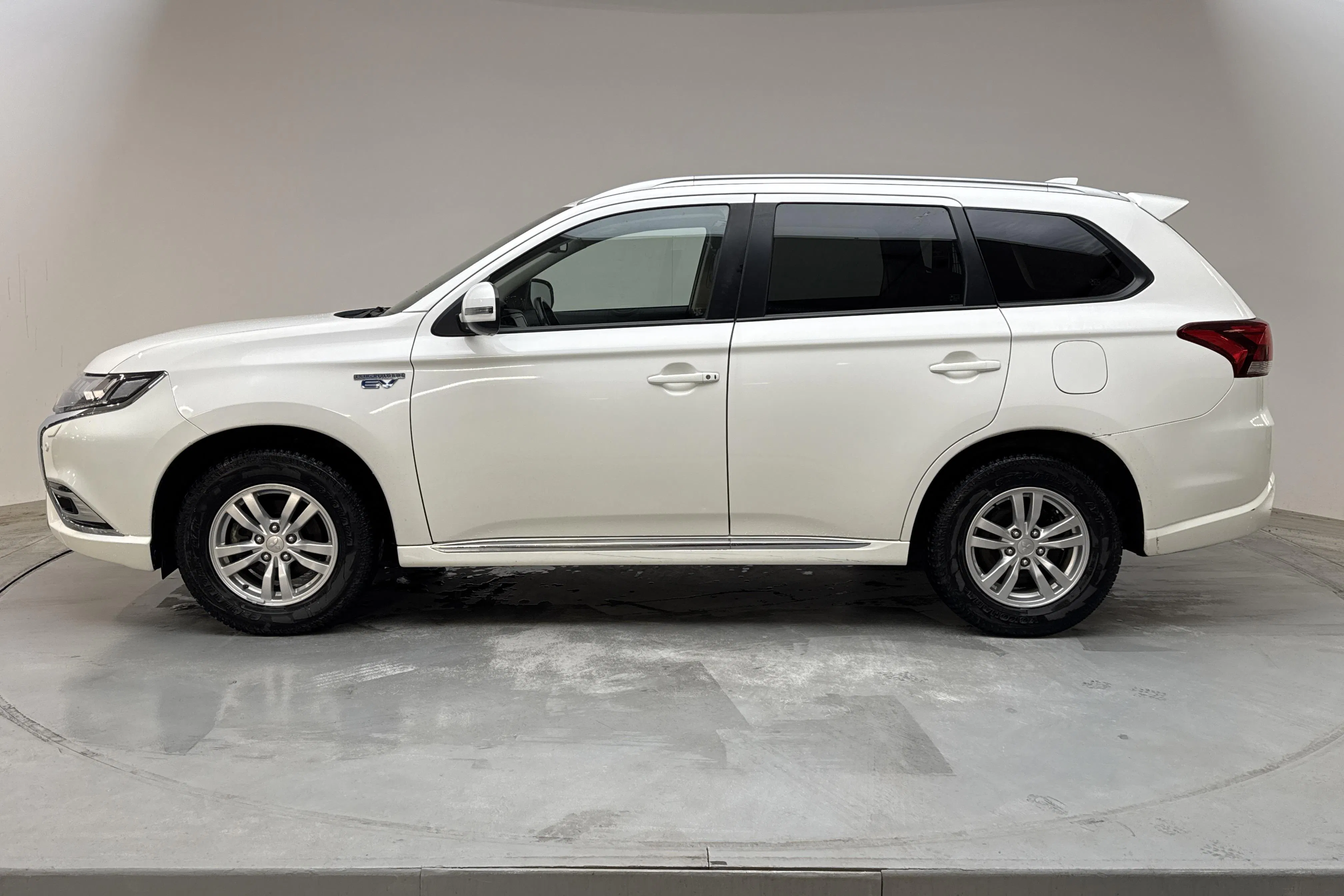 Presentationsfoto 2 av 16: Mitsubishi Outlander 2.4 Plug-in Hybrid 4WD (136hk) - 30 180 mil - Automat - vit - 2019