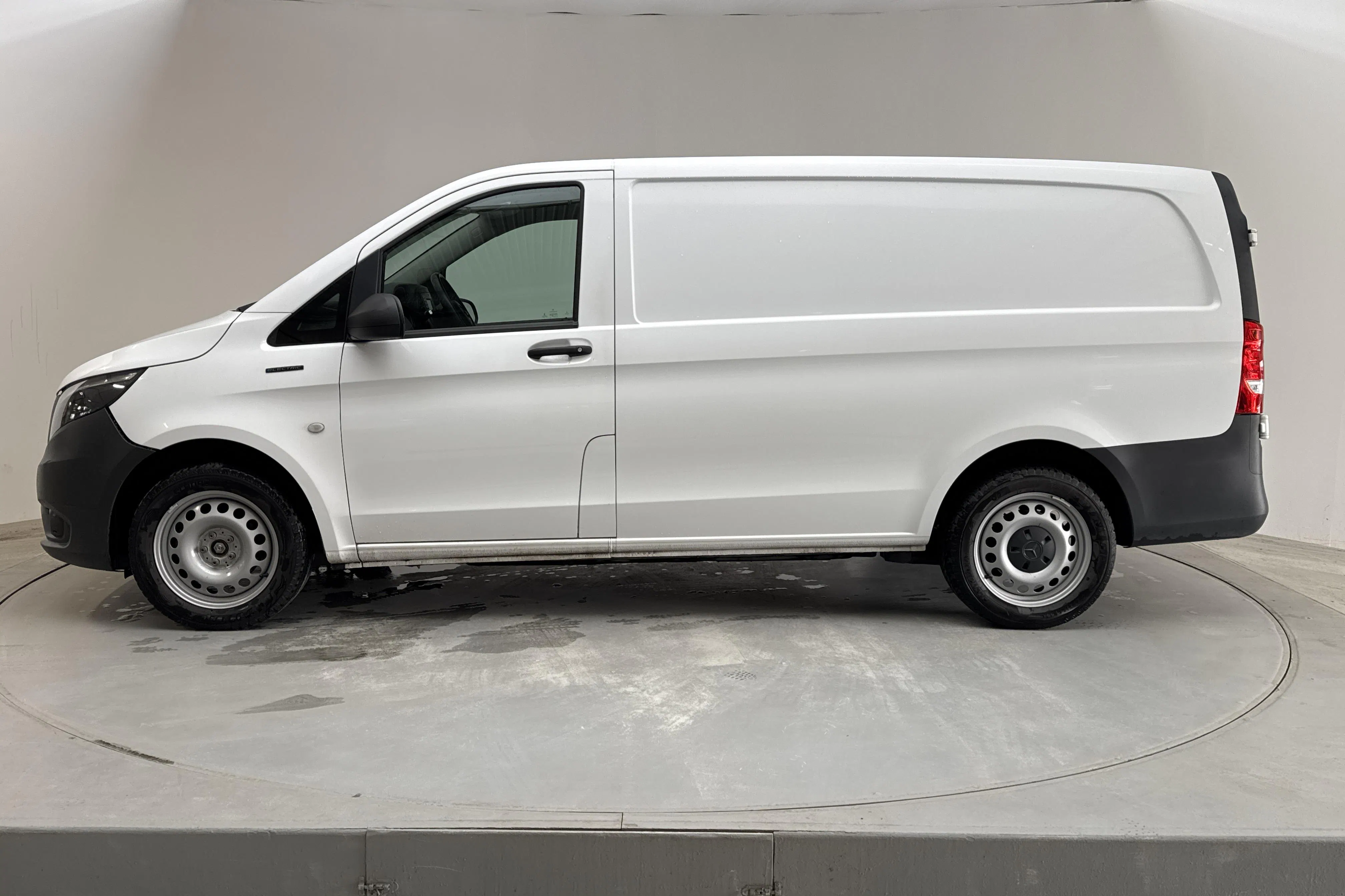Presentationsfoto 2 av 13: Mercedes eVito Skåp 41kWh W447 (116hk) - 4 266 mil - Automat - vit - 2020