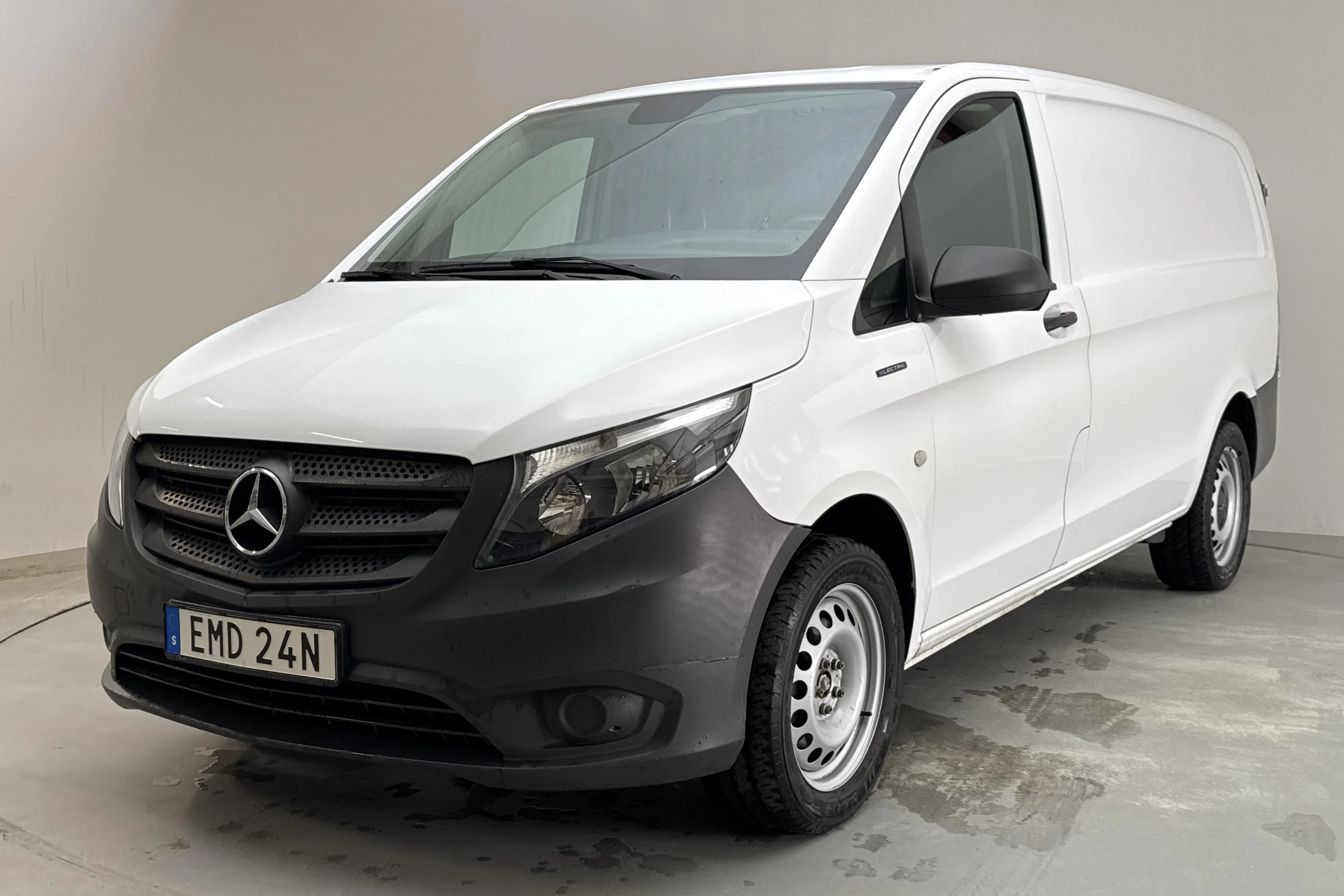 Presentationsfoto 1 av 13: Mercedes eVito Skåp 41kWh W447 (116hk) - 4 266 mil - Automat - vit - 2020