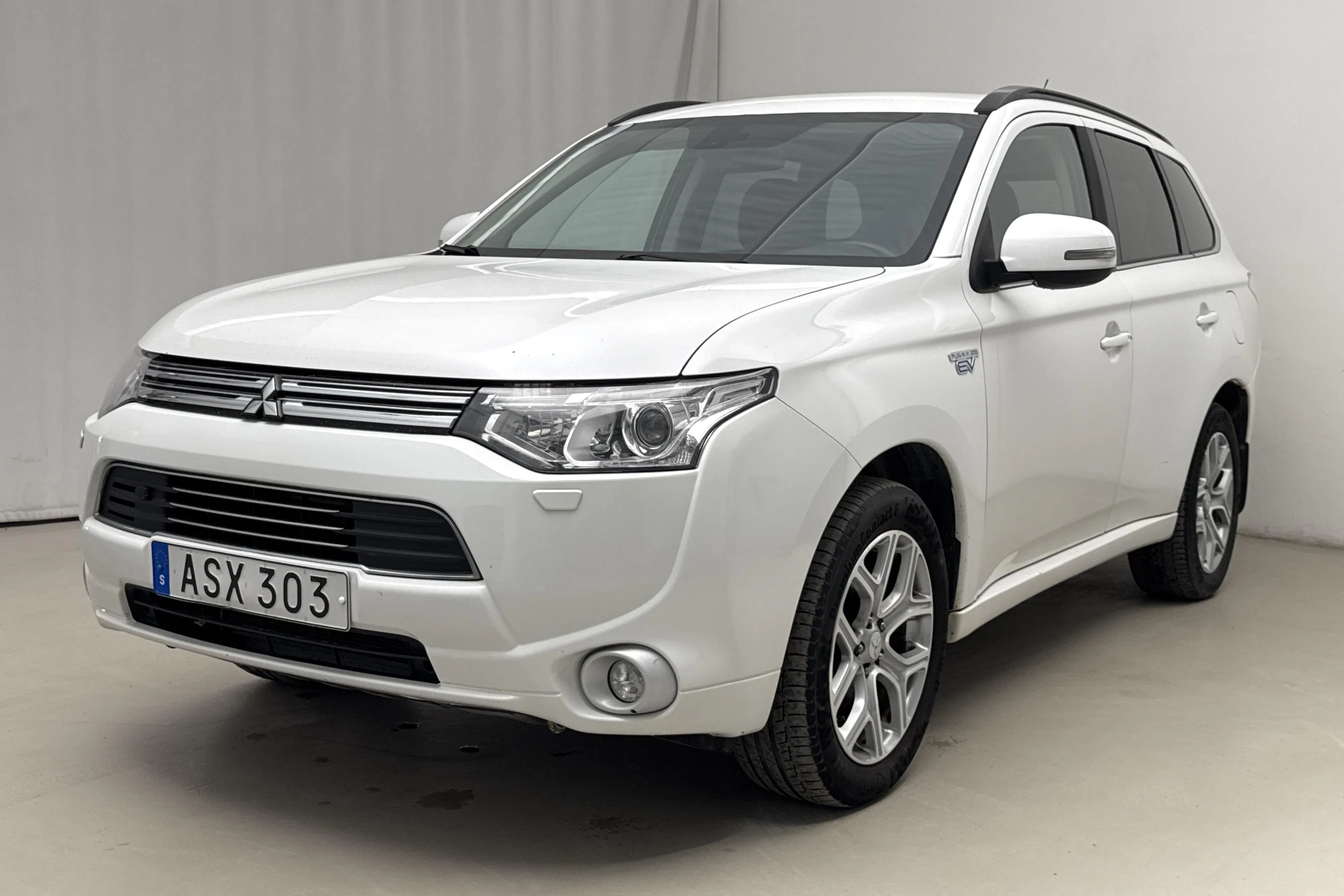 Presentationsfoto 1 av 20: Mitsubishi Outlander 2.0 Plug-in Hybrid 4WD (121hk) - 17 814 mil - Automat - vit - 2014