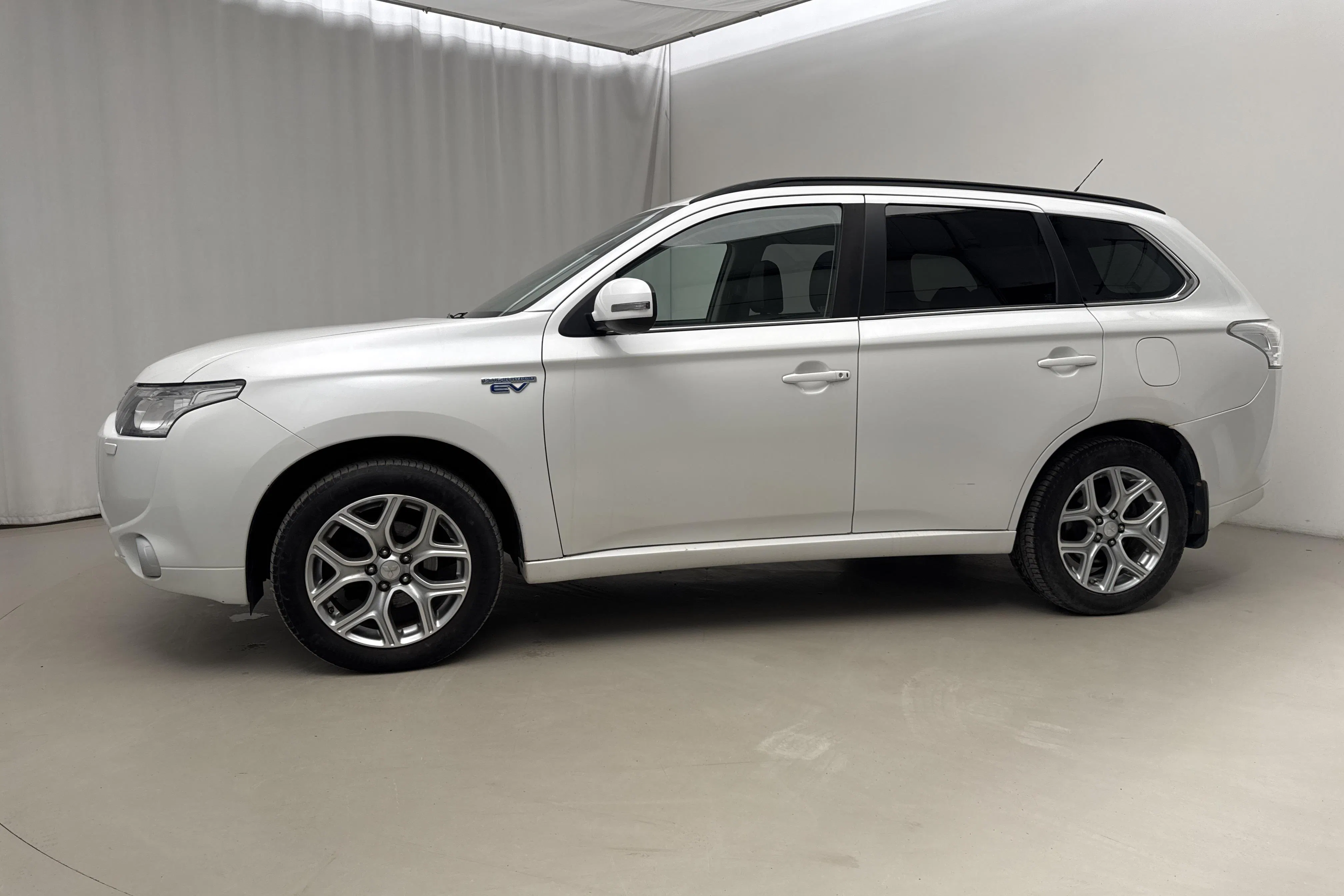 Presentationsfoto 2 av 20: Mitsubishi Outlander 2.0 Plug-in Hybrid 4WD (121hk) - 17 814 mil - Automat - vit - 2014