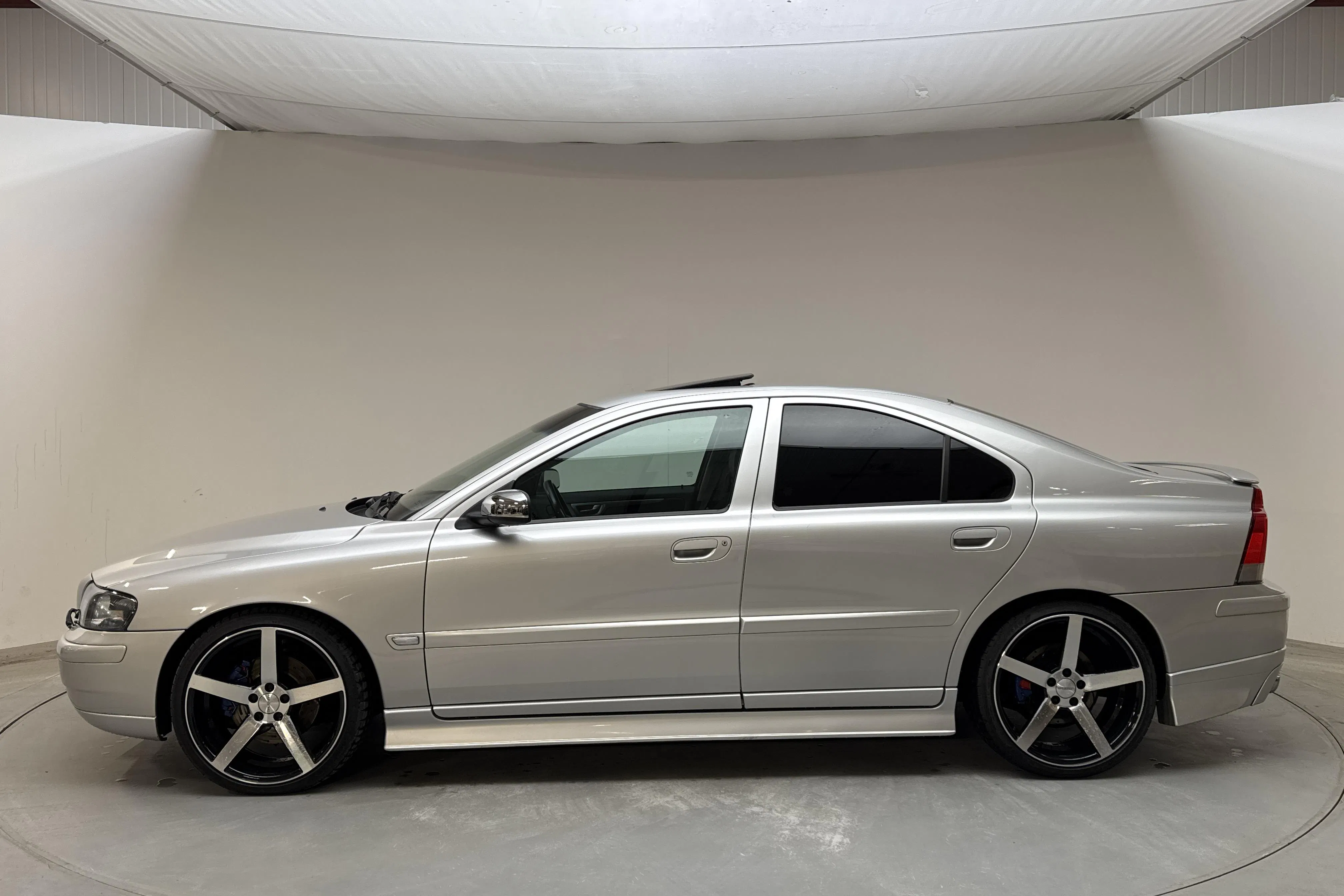 Presentationsfoto 2 av 16: Volvo S60 T5 (250hk) - 11 499 mil - Manuell - silver - 2004
