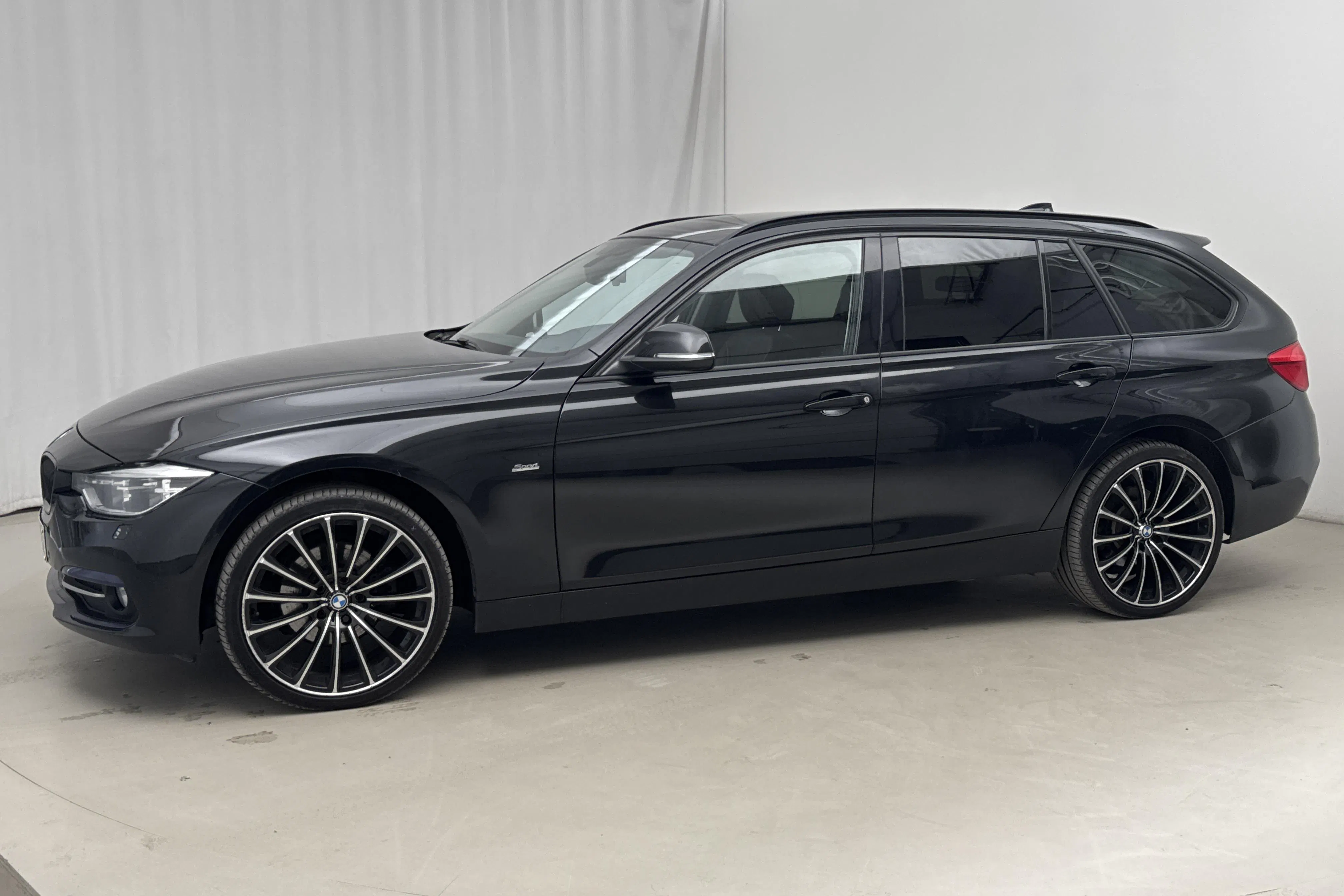 Presentationsfoto 2 av 16: BMW 320d xDrive Touring, F31 (190hk) - 15 991 mil - Automat - svart - 2018