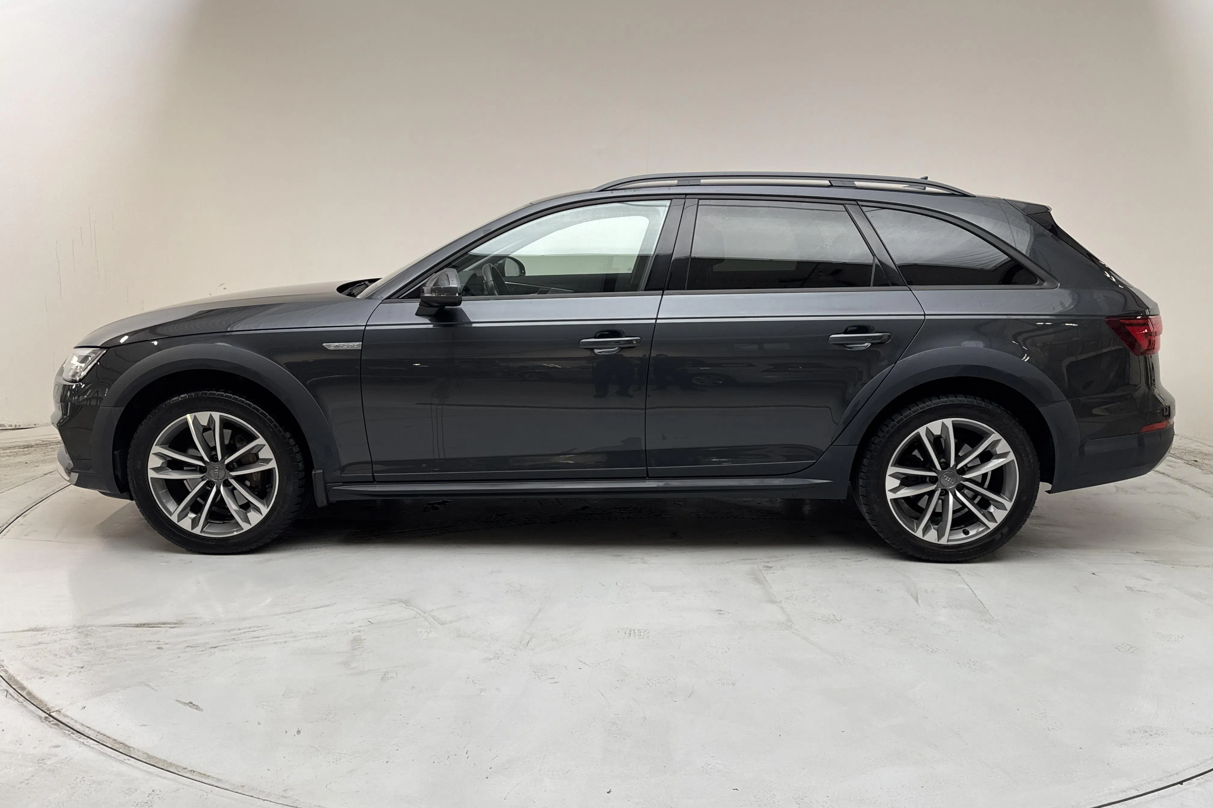 Presentationsfoto 2 av 13: Audi A4 Allroad 2.0 TDI quattro (190hk) - 14 465 mil - Automat - grå - 2018