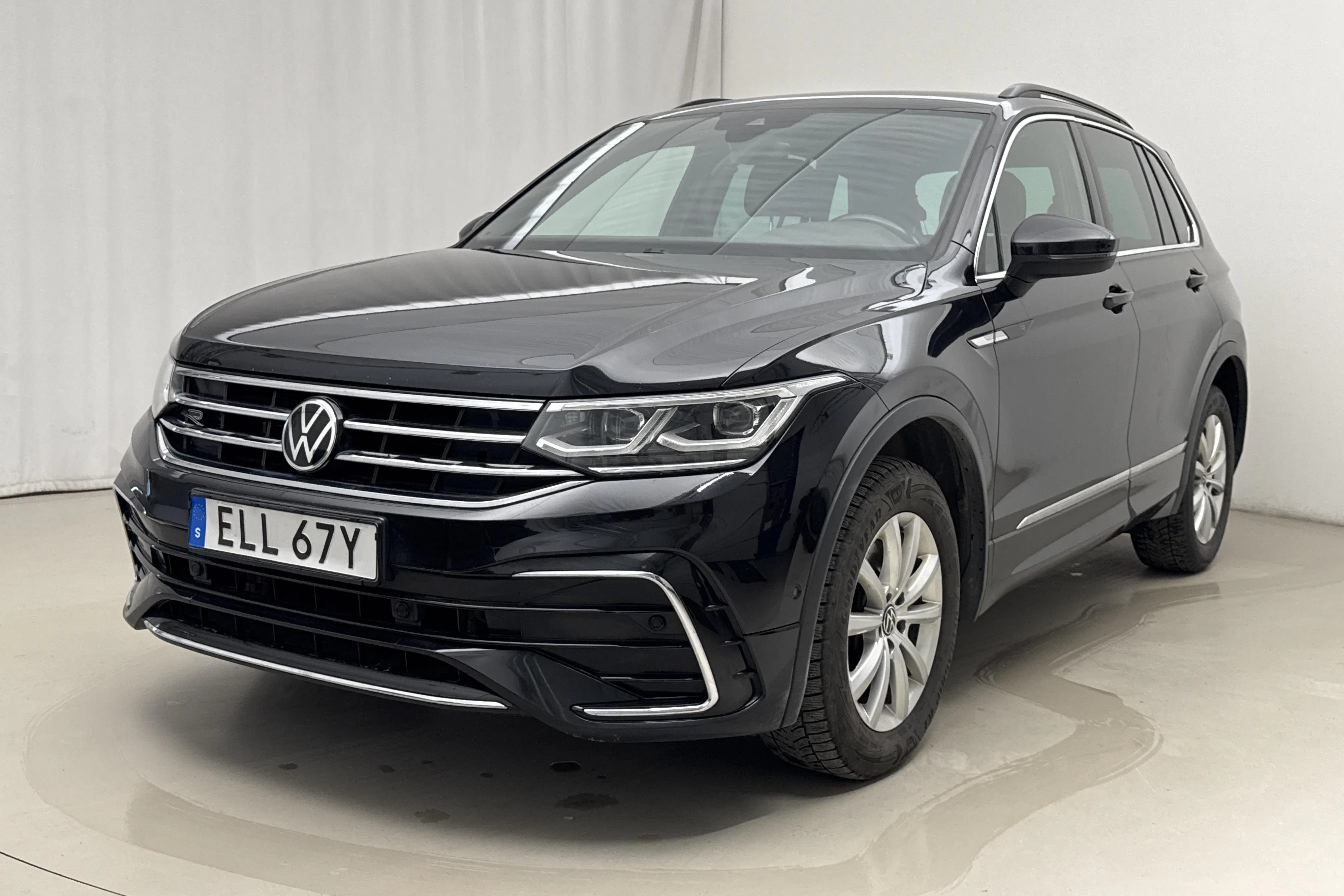 Presentationsfoto 1 av 20: VW Tiguan 2.0 TDI 4MOTION (200hk) - 15 179 mil - Automat - svart - 2021