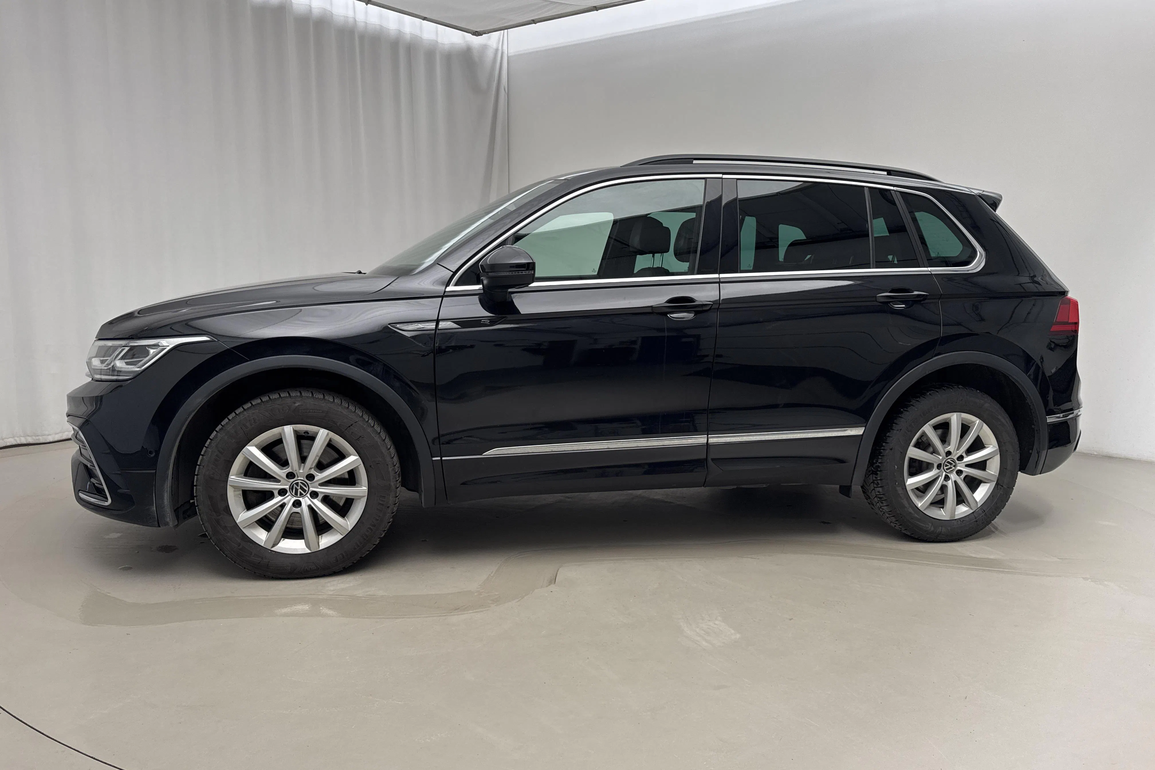 Presentationsfoto 2 av 20: VW Tiguan 2.0 TDI 4MOTION (200hk) - 15 179 mil - Automat - svart - 2021