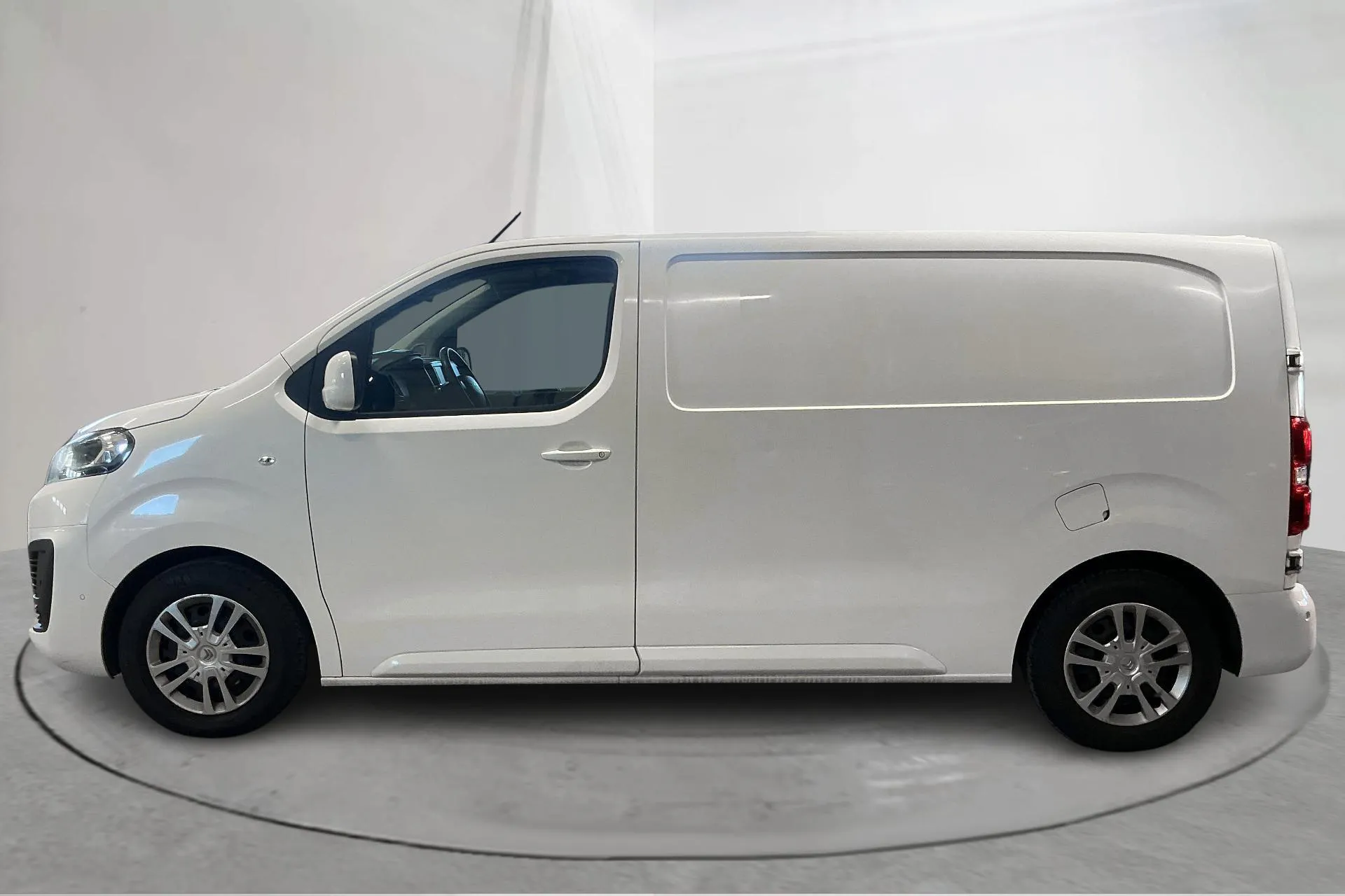 Presentationsfoto 2 av 16: Citroën Jumpy III 2.0 BlueHDI Skåp (115hk) - 13 094 mil - Manuell - vit - 2017