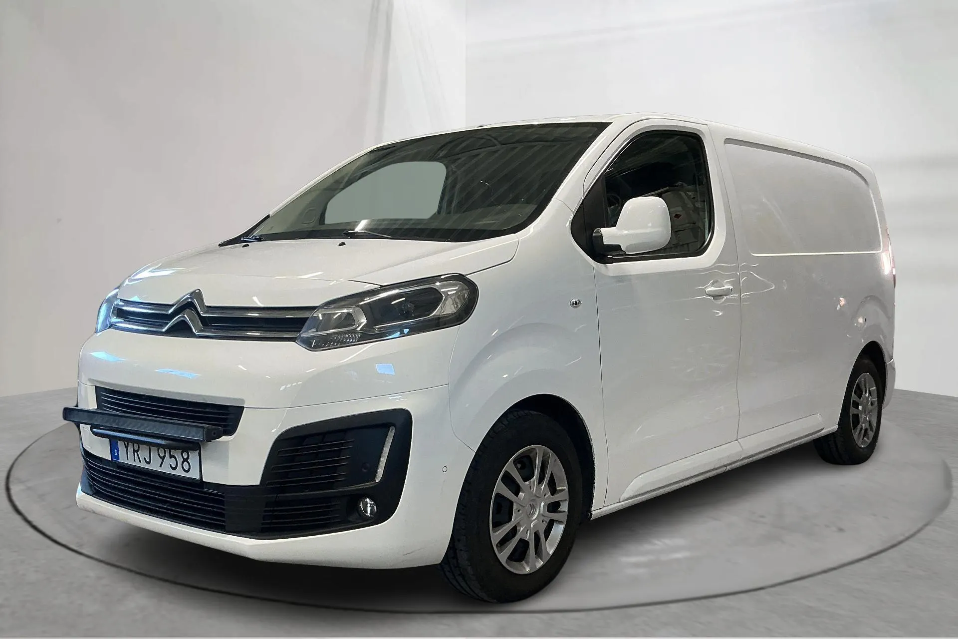 Presentationsfoto 1 av 16: Citroën Jumpy III 2.0 BlueHDI Skåp (115hk) - 13 094 mil - Manuell - vit - 2017