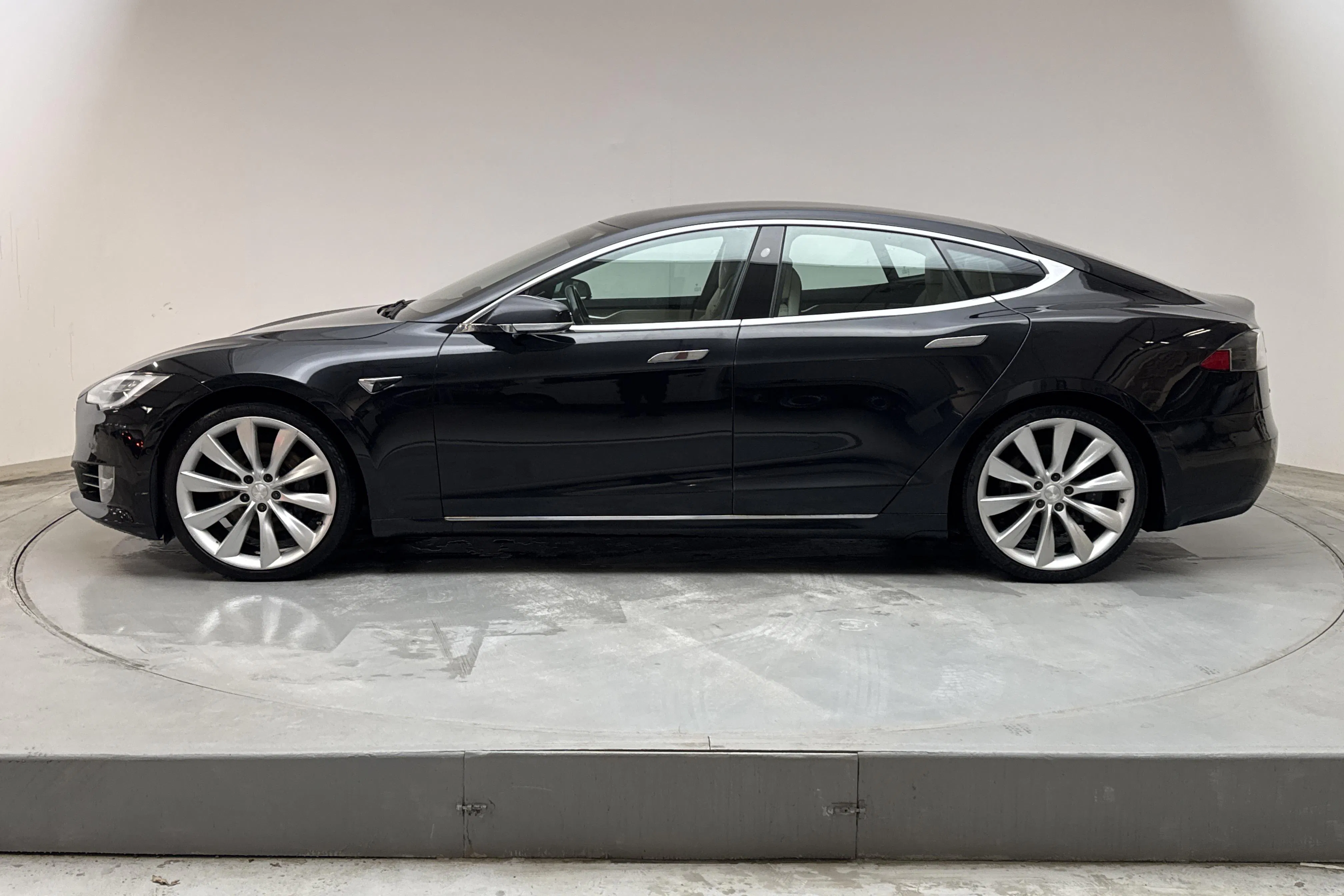 Presentationsfoto 2 av 17: Tesla Model S 100D - 24 998 mil - Automat - svart - 2017