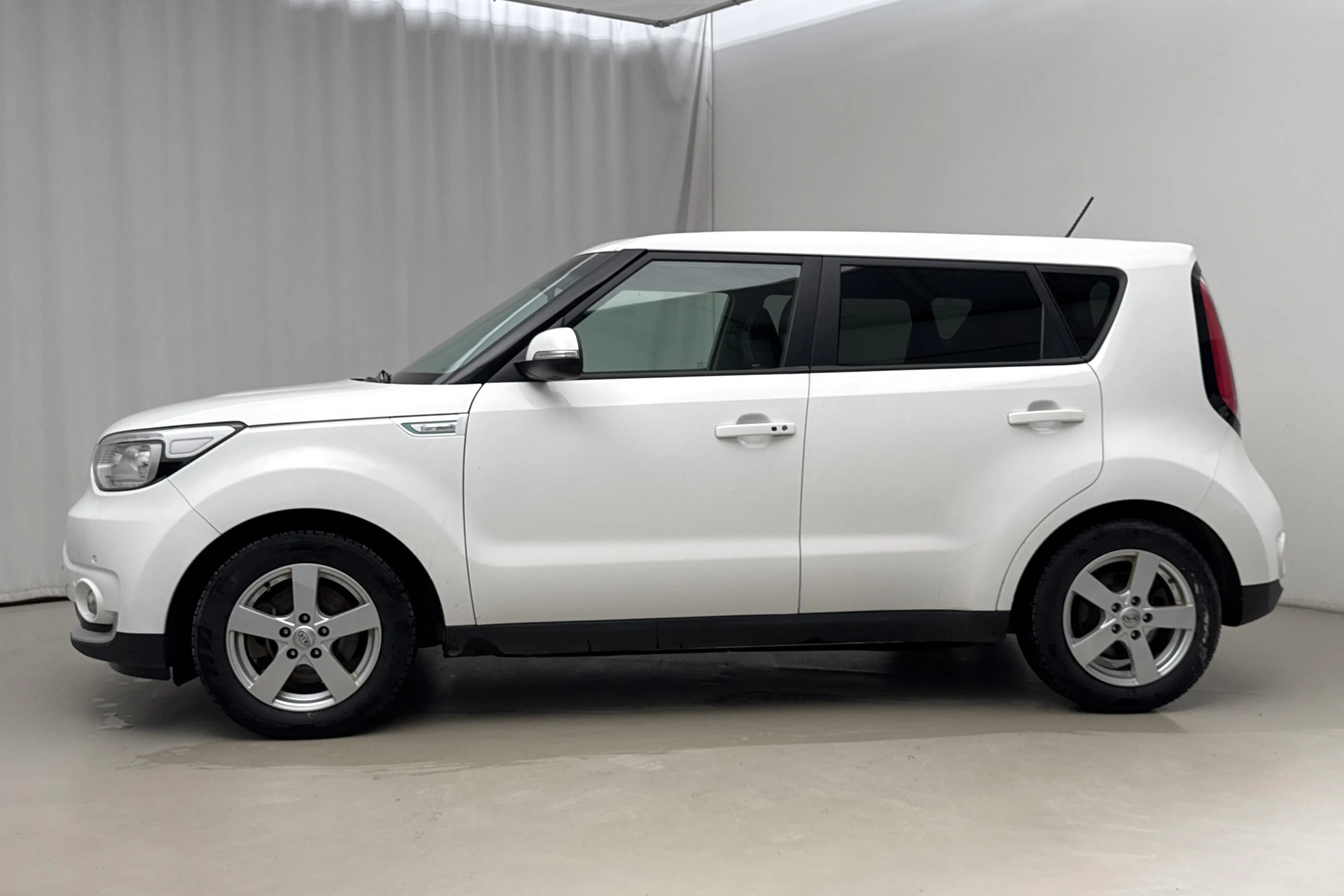 Presentationsfoto 2 av 22: KIA Soul EV (110hk) - 9 347 mil - Automat - vit - 2017