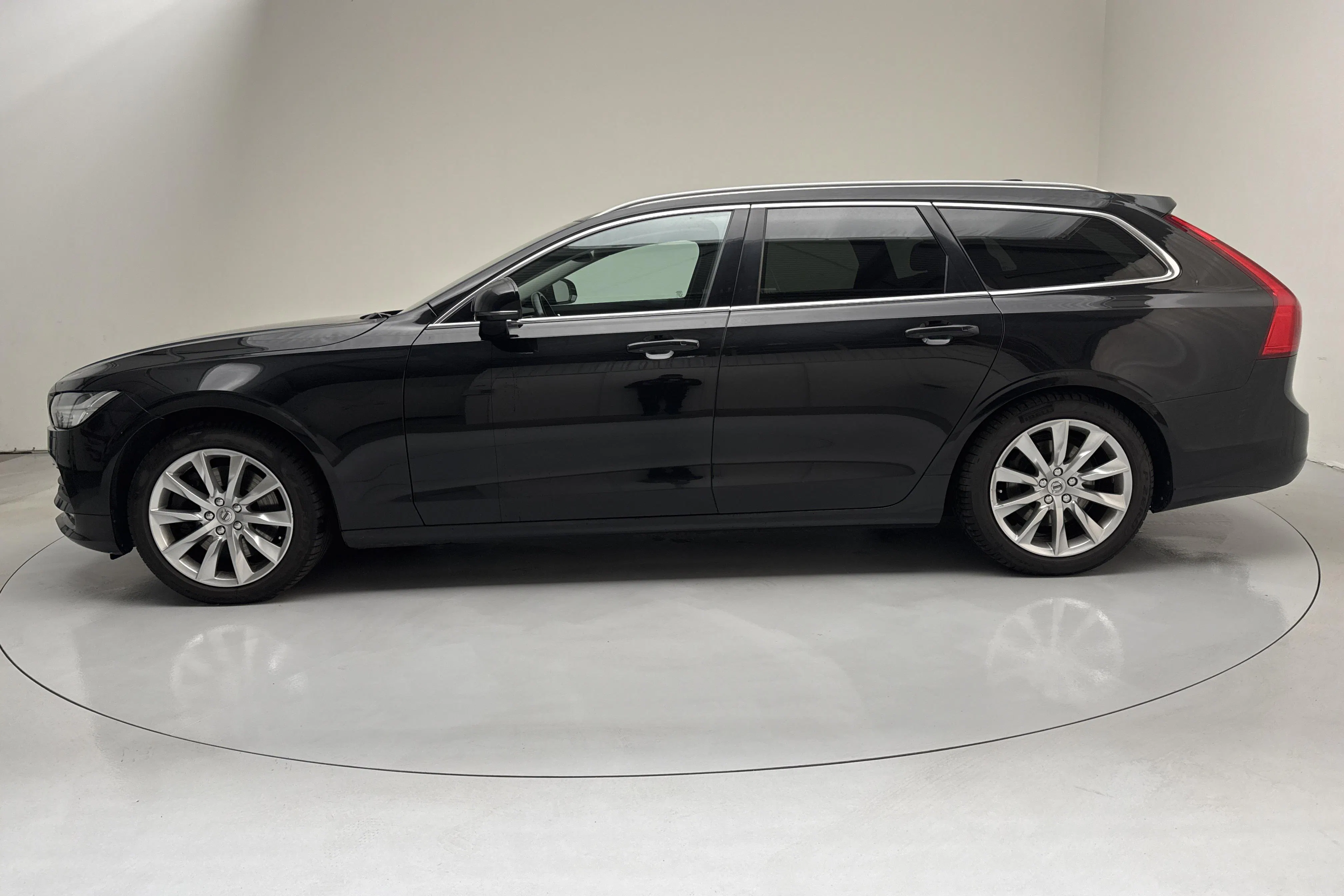 Presentationsfoto 2 av 14: Volvo V90 T4 (190hk) - 18 064 mil - Automat - svart - 2018