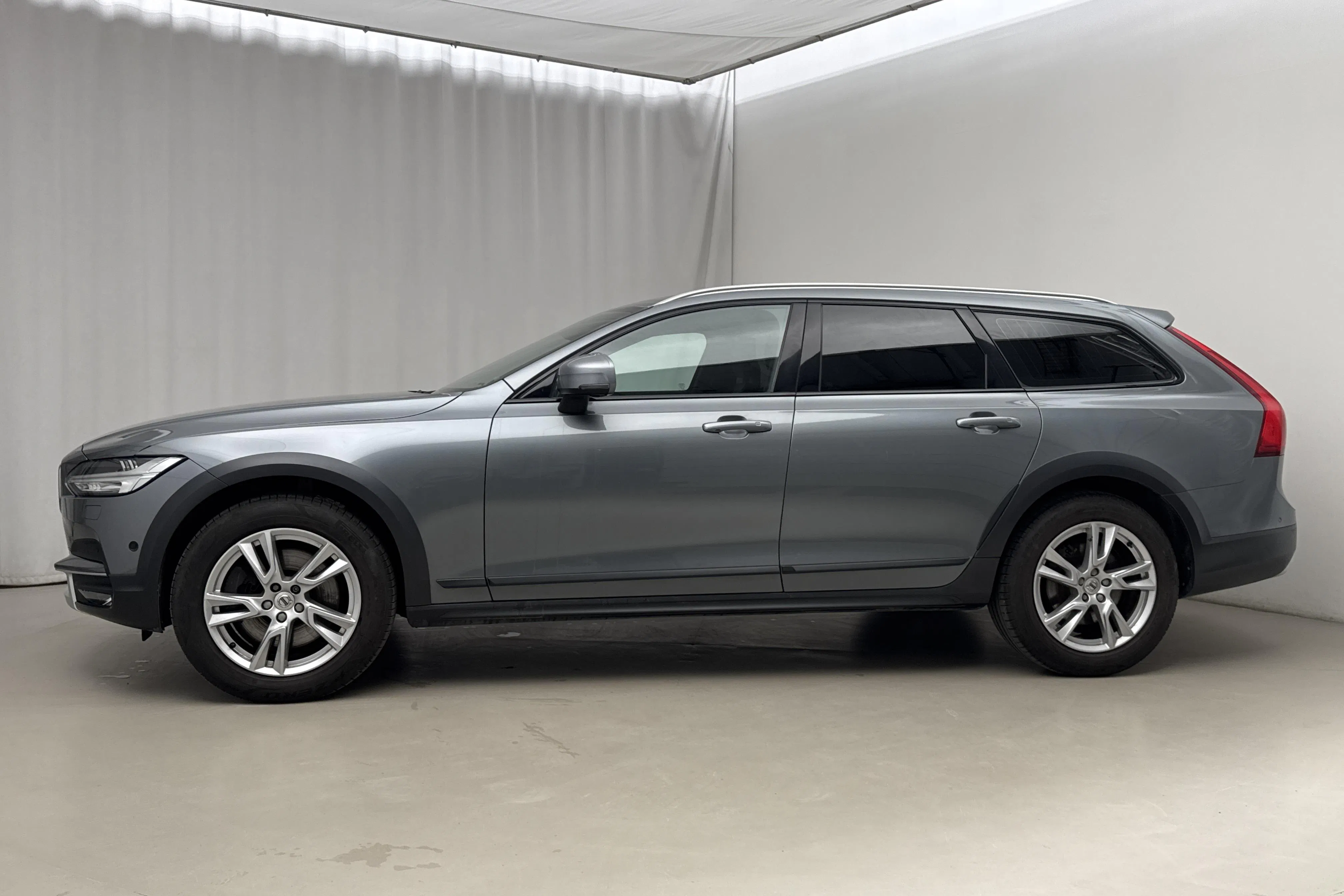 Presentation photo 2 of 20: Volvo V90 D4 Cross Country AWD (190hk) - 191 930 km - Automatic - gray - 2017
