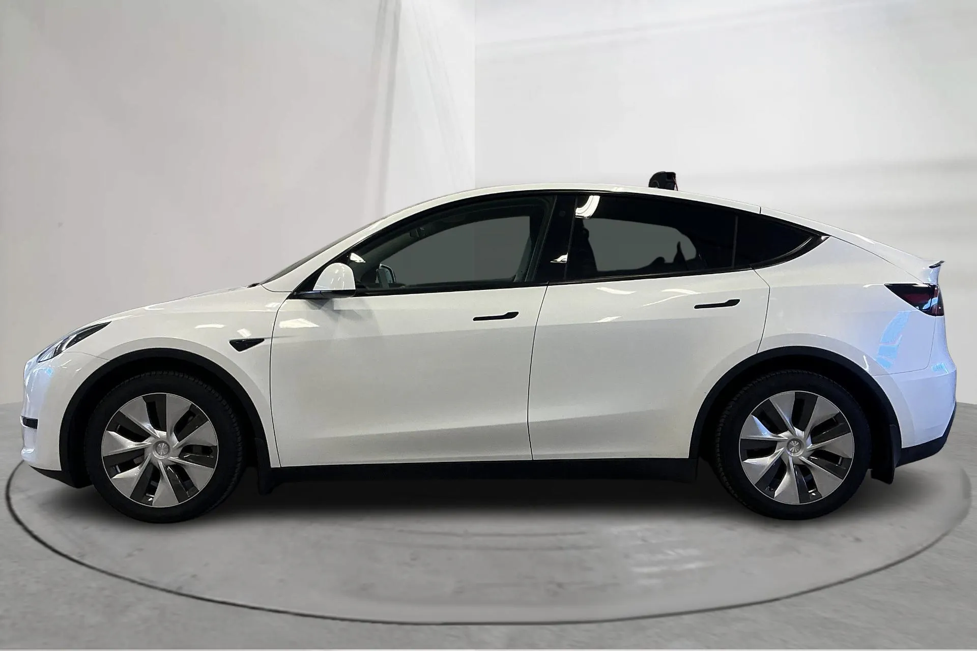 Presentationsfoto 2 av 24: Tesla Model Y RWD - 10 411 mil - Automat - vit - 2023