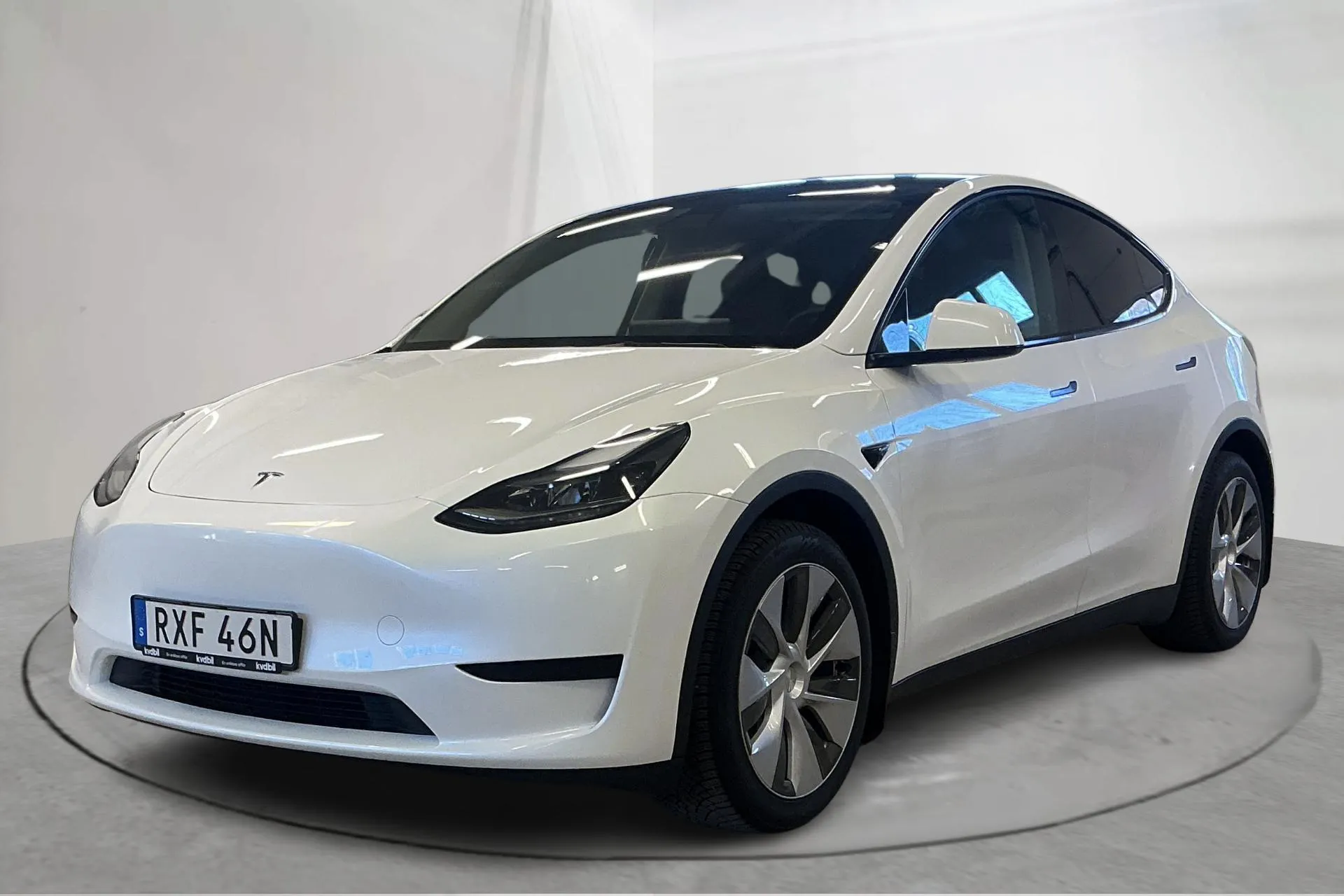 Presentationsfoto 1 av 24: Tesla Model Y RWD - 10 411 mil - Automat - vit - 2023