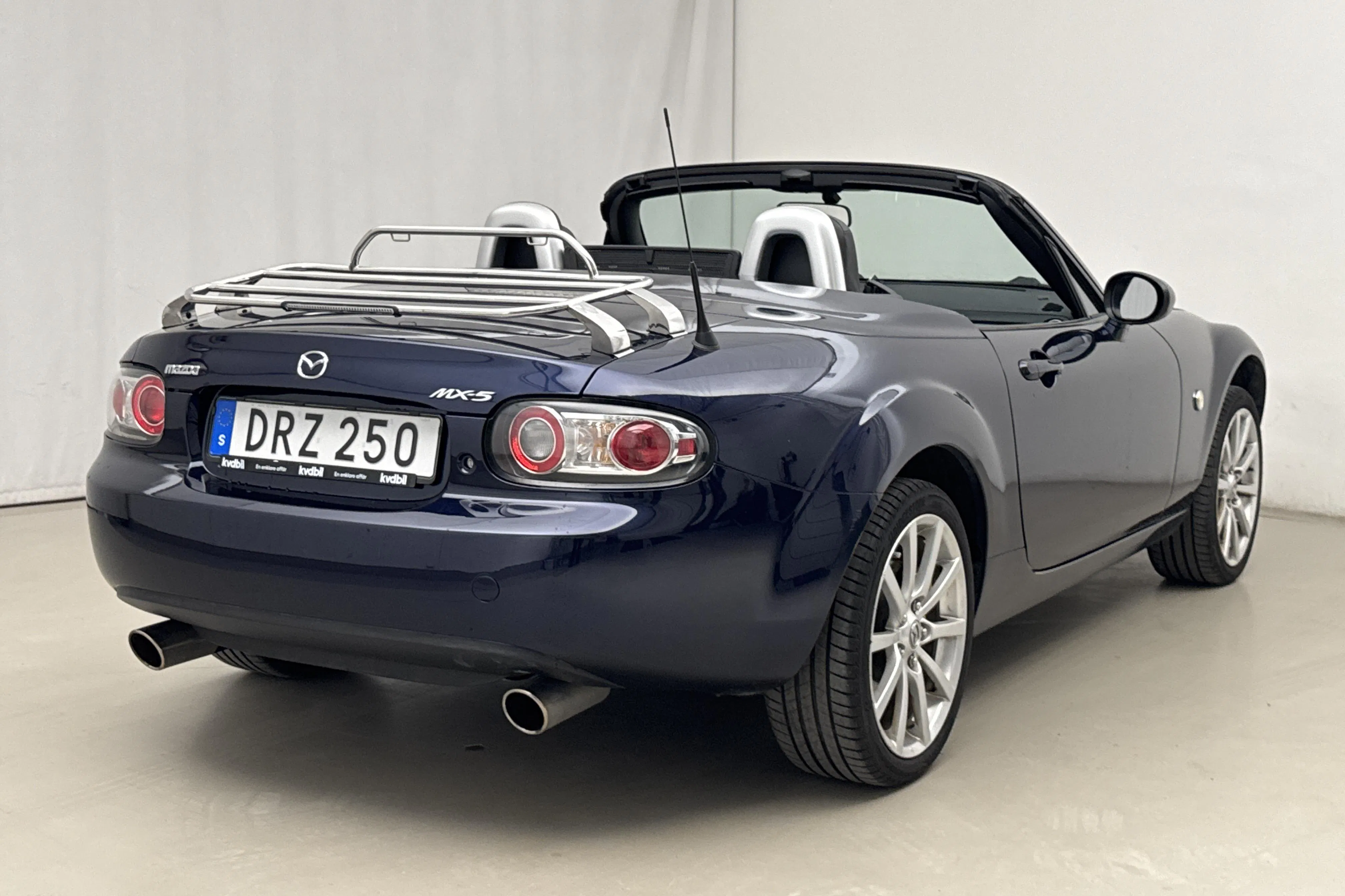 Presentationsfoto 2 av 19: Mazda MX-5 2.0 Roadster Coupé (160hk) - 10 355 mil - Manuell - Dark Blue - 2007