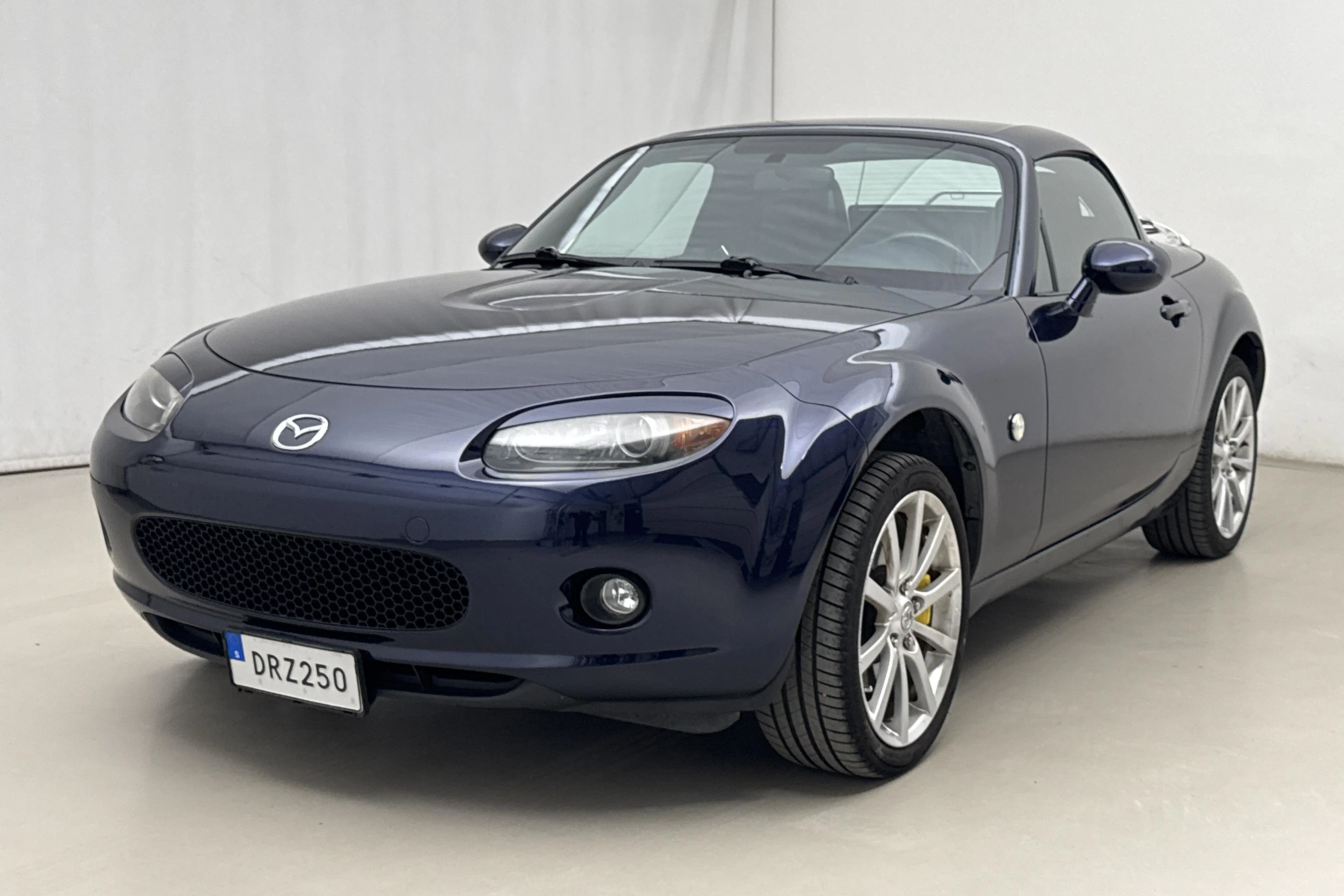 Presentationsfoto 1 av 19: Mazda MX-5 2.0 Roadster Coupé (160hk) - 10 355 mil - Manuell - Dark Blue - 2007