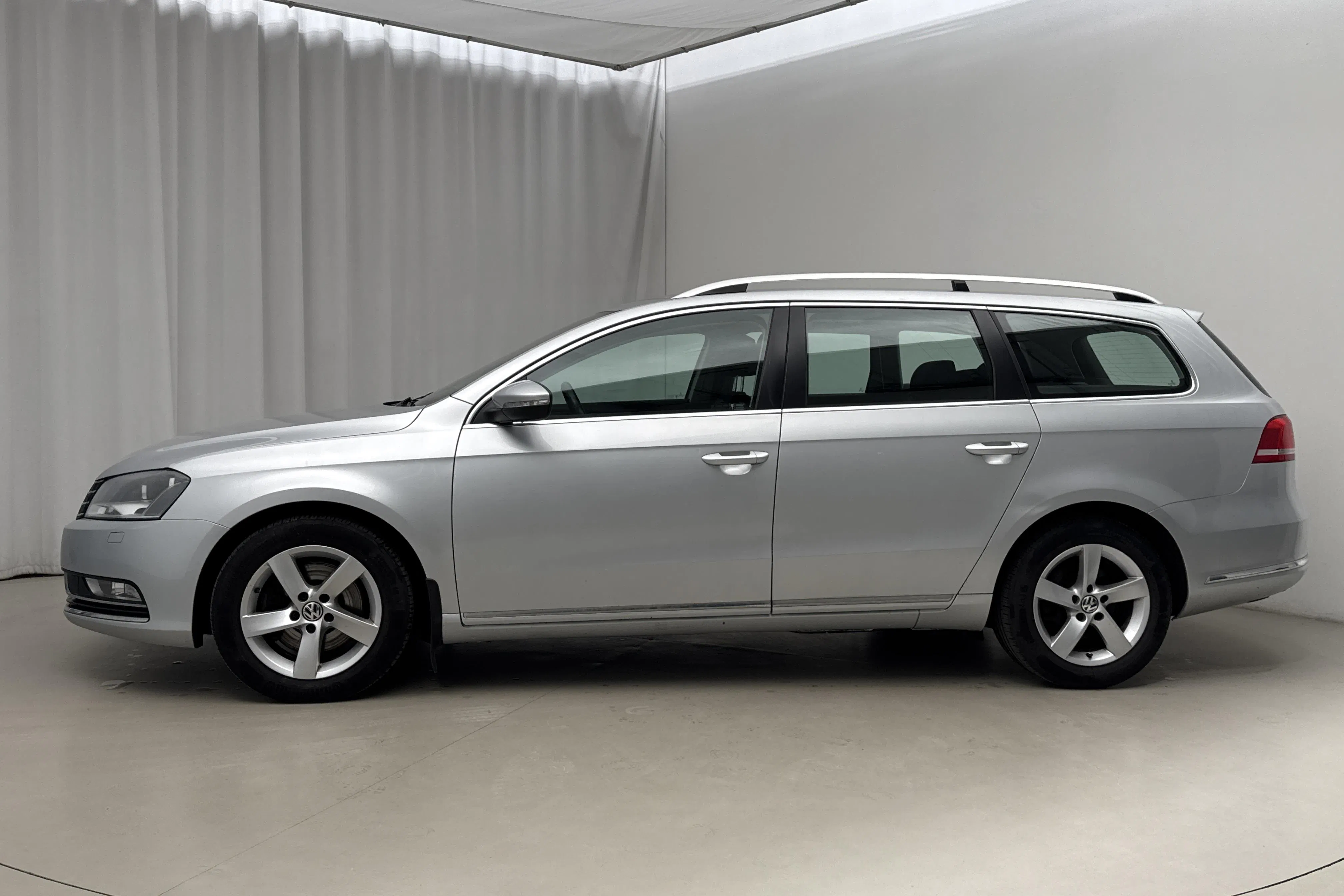 Presentationsfoto 2 av 15: VW Passat 2.0 TDI BlueMotion Technology Variant (140hk) - 15 872 mil - Manuell - silver - 2012