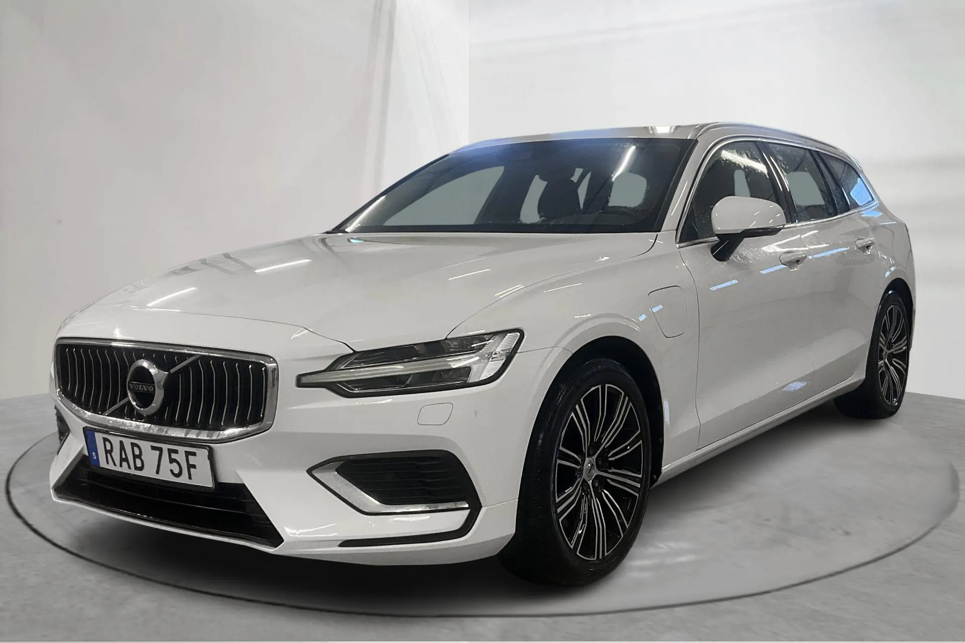 Presentationsfoto 1 av 20: Volvo V60 T6 AWD Twin Engine (340hk) - 11 400 mil - Automat - vit - 2021