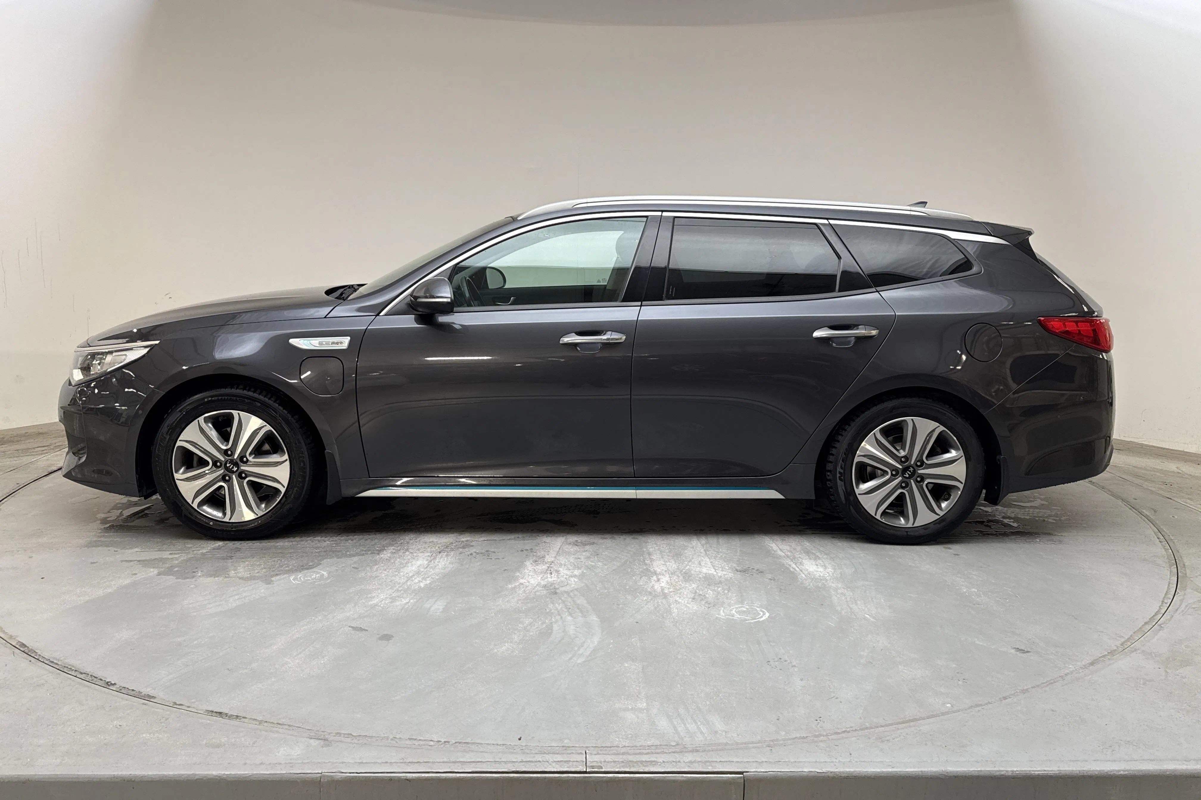 Presentationsfoto 2 av 20: KIA Optima 2.0 GDi Plug-in Hybrid SW (205hk) - 13 204 mil - Automat - grå - 2018