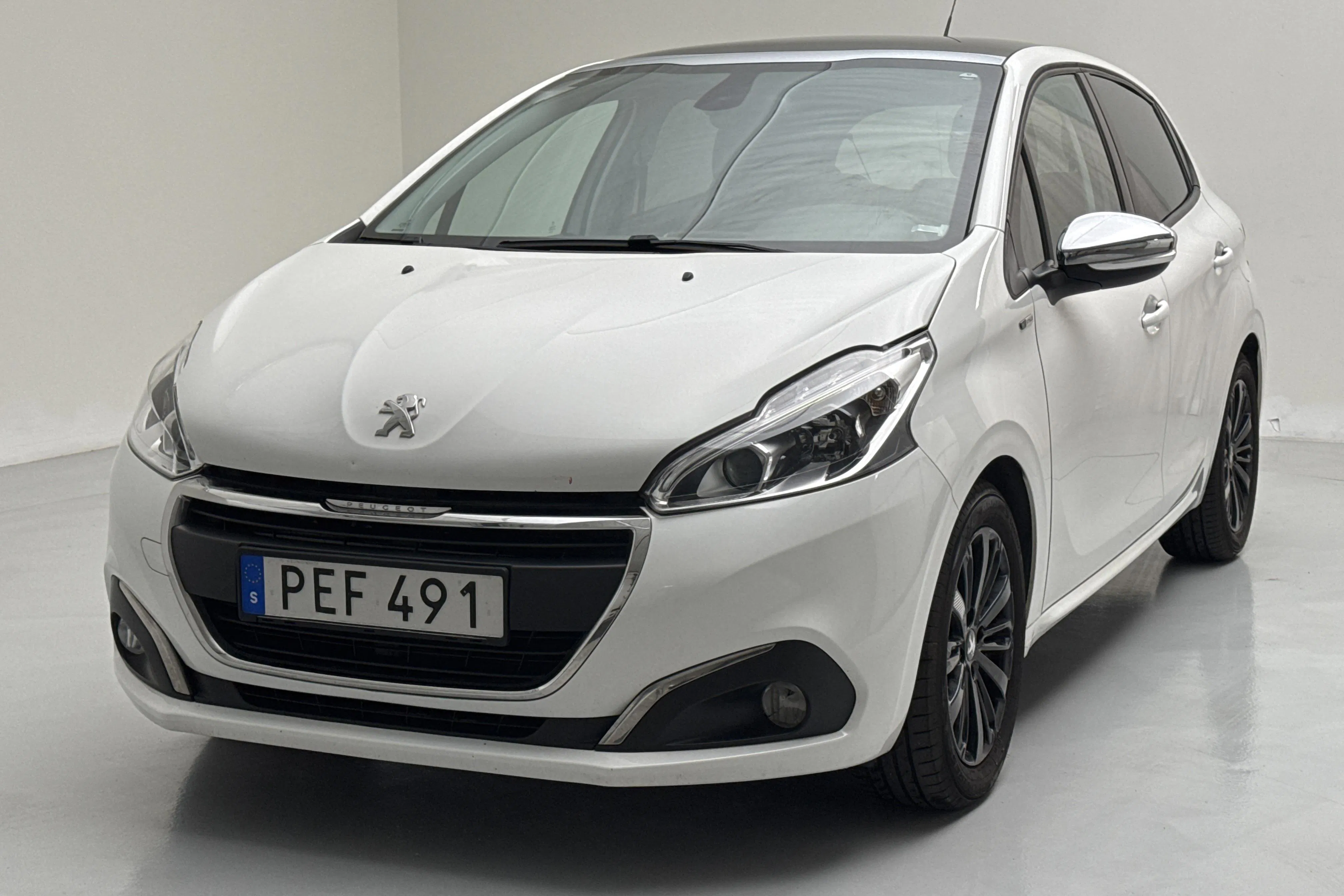 Presentationsfoto 1 av 13: Peugeot 208 PureTech 5dr (82hk) - 12 156 mil - Manuell - vit - 2017