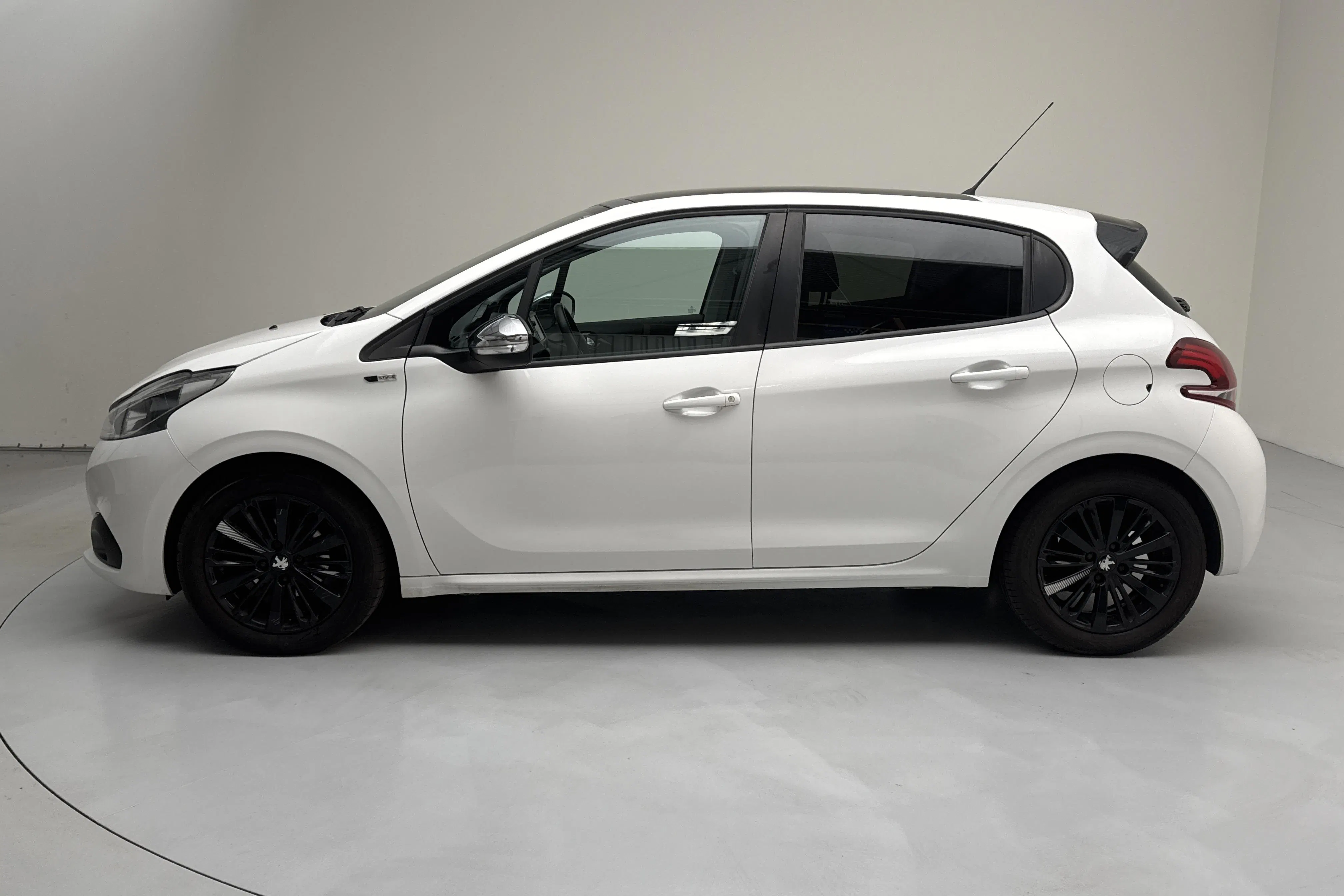Presentationsfoto 2 av 13: Peugeot 208 PureTech 5dr (82hk) - 12 156 mil - Manuell - vit - 2017