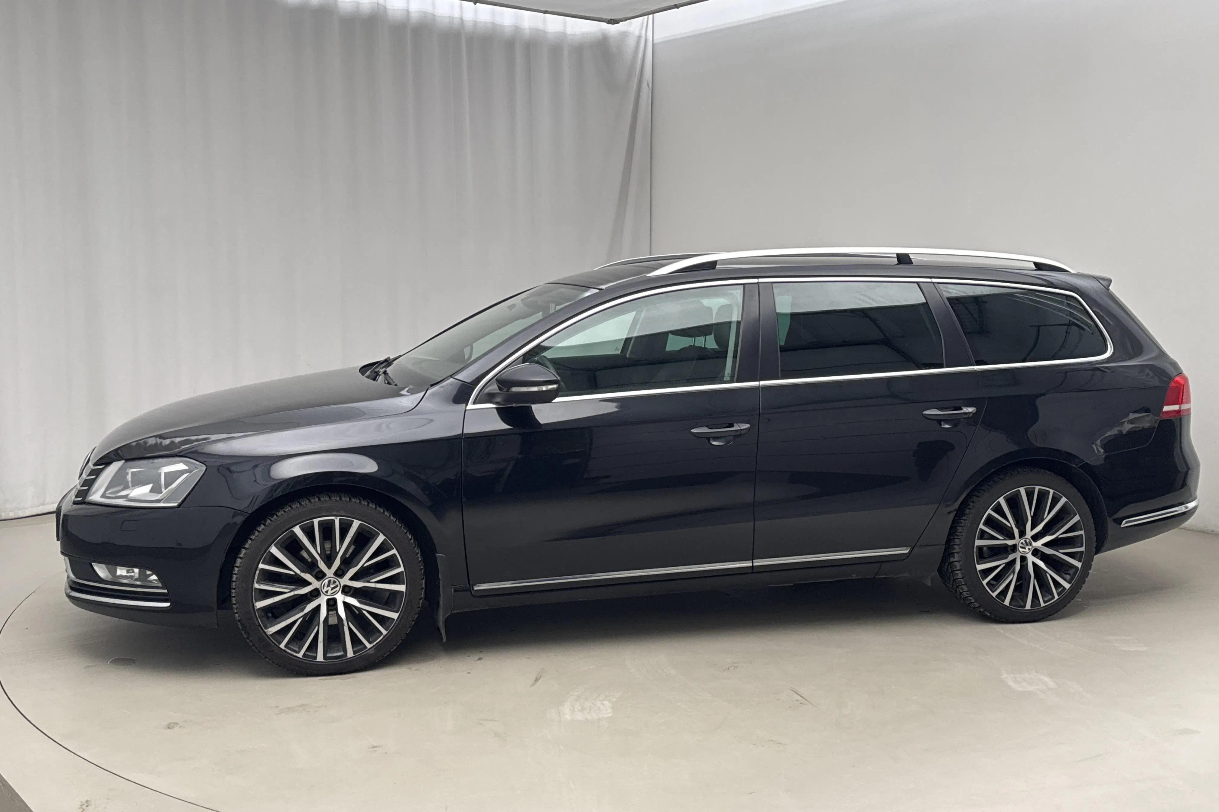 Presentationsfoto 2 av 15: VW Passat 2.0 TDI BlueMotion Technology Variant 4Motion (170hk) - 24 778 mil - Automat - svart - 2012
