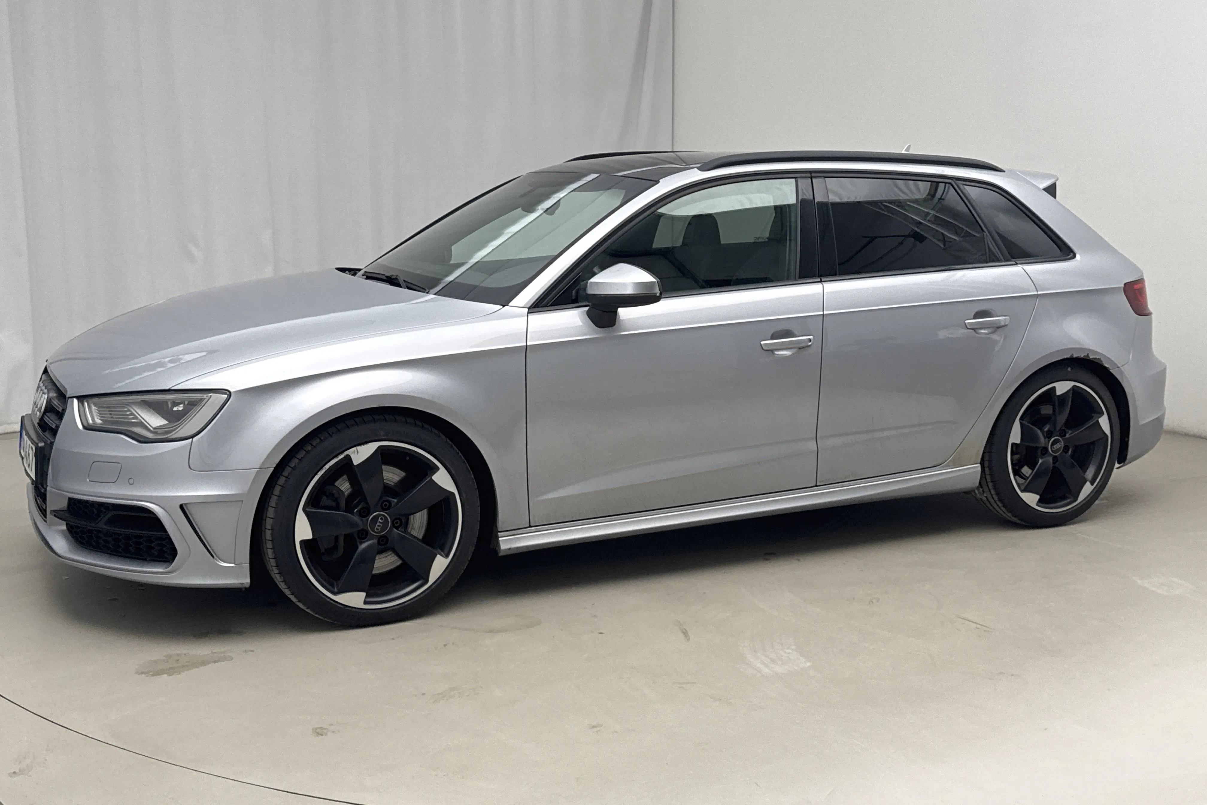 Presentationsfoto 2 av 21: Audi S3 2.0 TFSI Sportback quattro (300hk) - 23 492 mil - Automat - silver - 2015