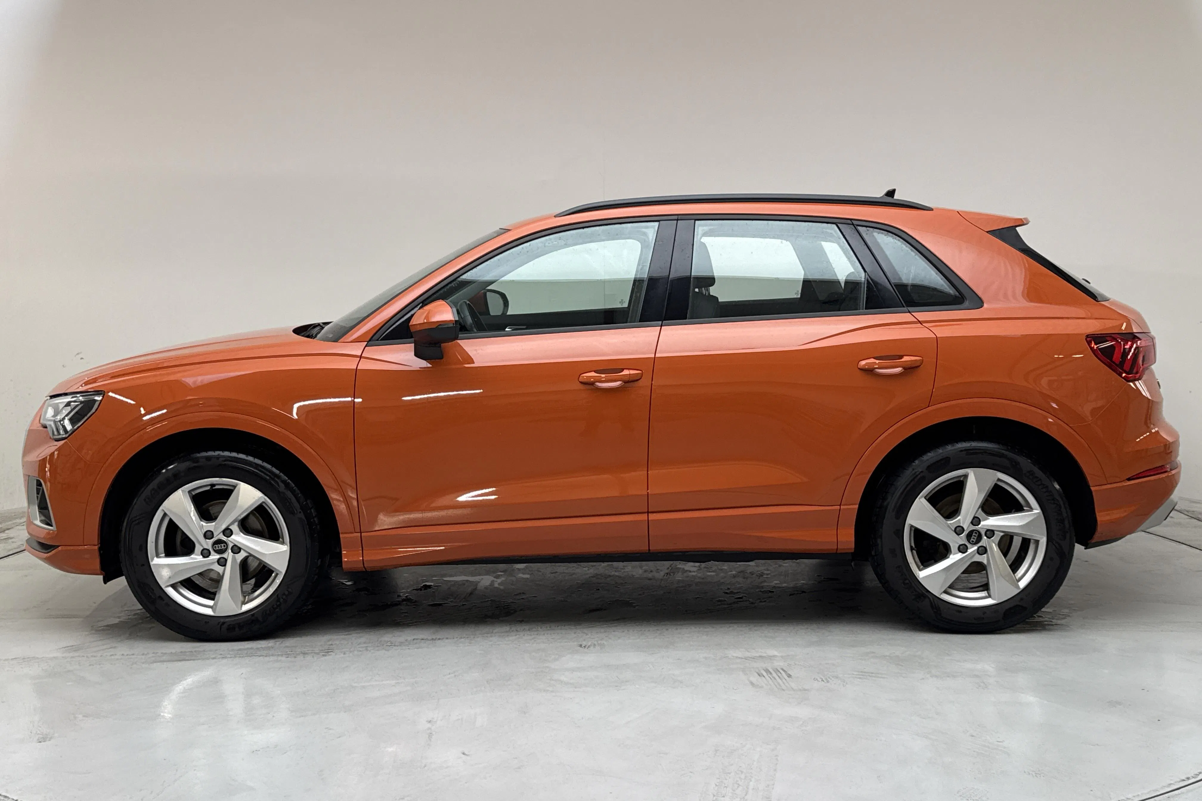 Presentationsfoto 2 av 11: Audi Q3 35 TFSI (150hk) - 6 999 mil - Automat - orange - 2024