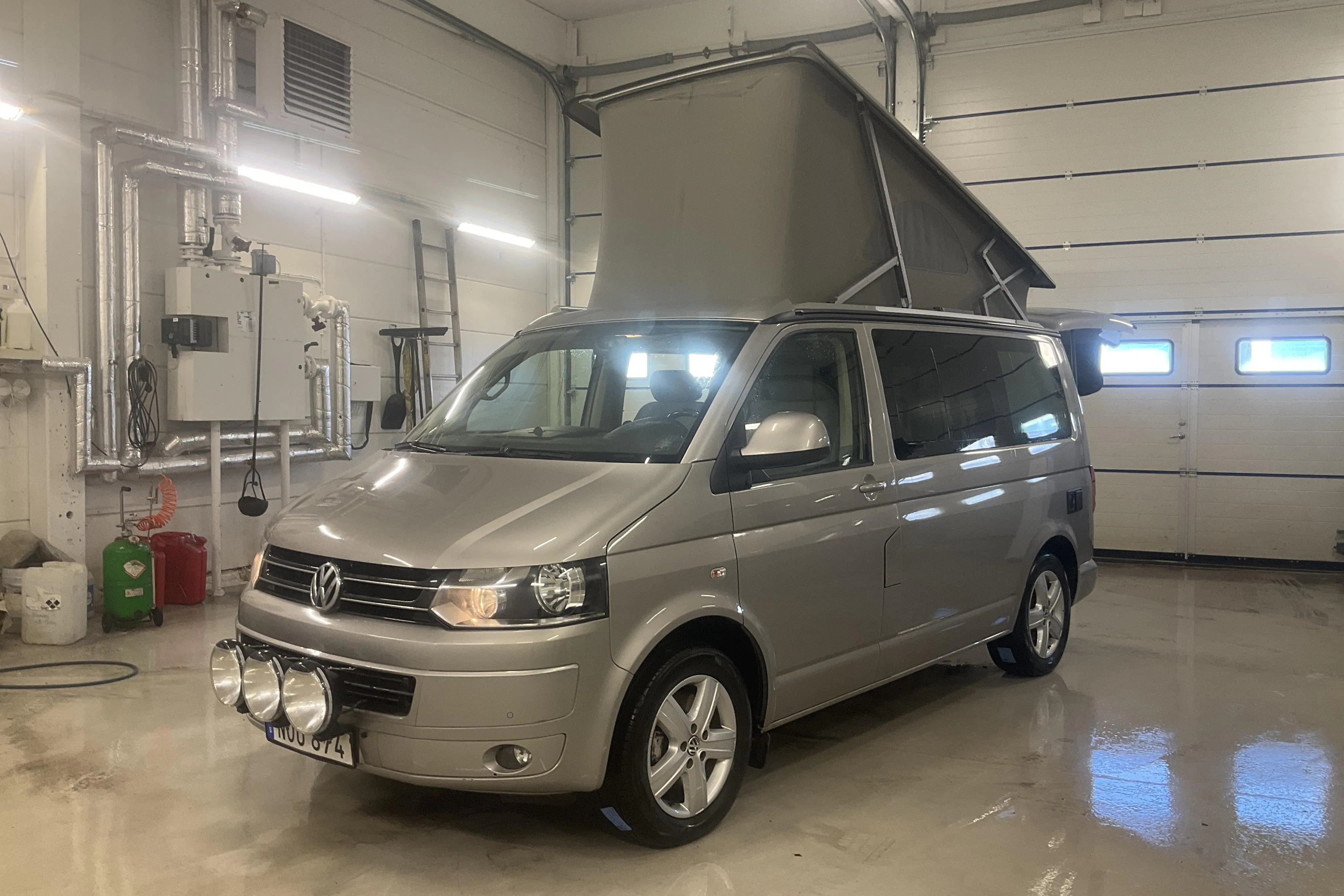 Presentation photo 2 of 33: VW T5 2.0 TDI 4MOTION CALIFORNIA OCEAN Campingbil - 234 000 km - Automatic - silver - 2013
