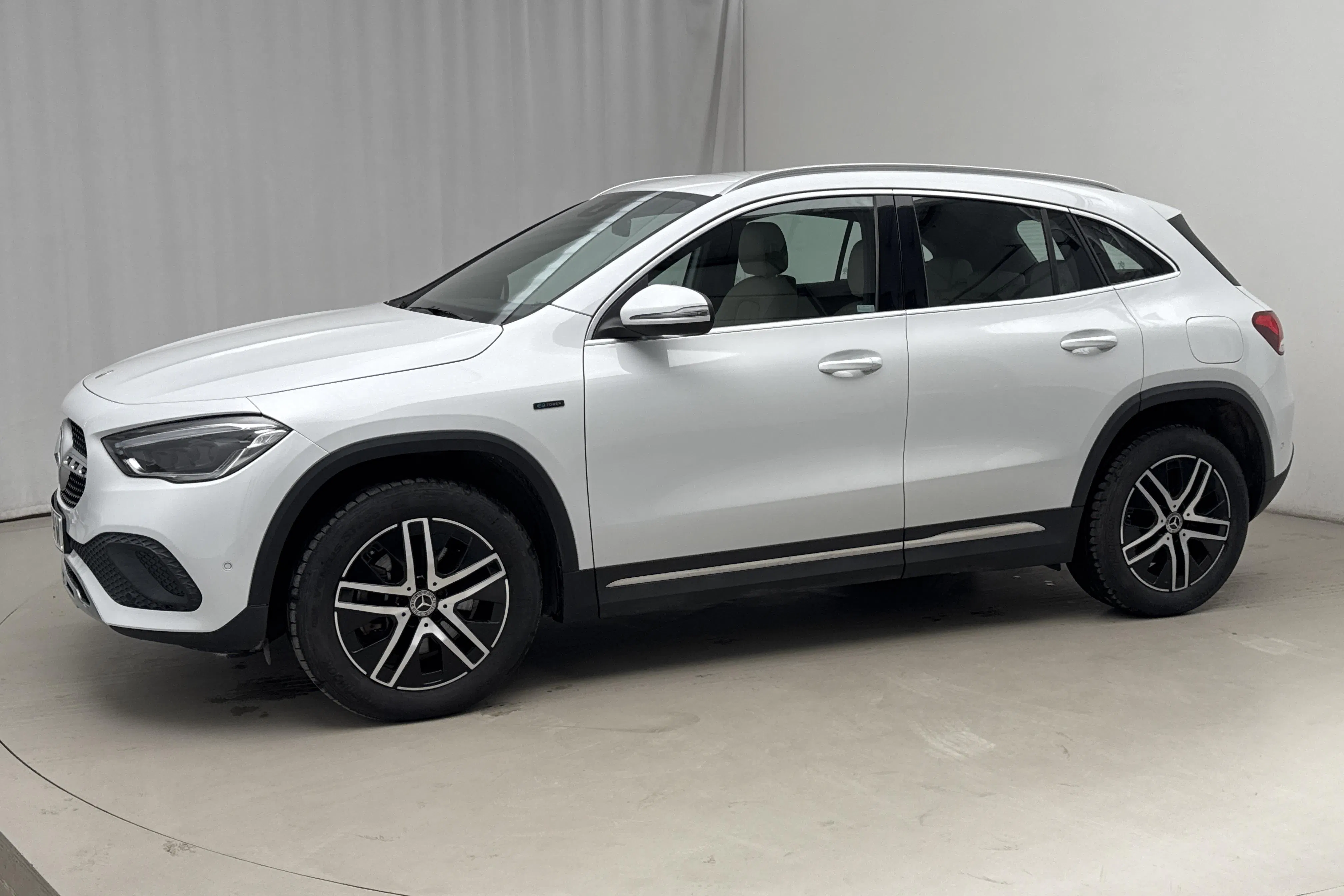 Presentationsfoto 2 av 22: Mercedes GLA 250 e H247 (218hk) - 5 260 mil - Automat - vit - 2021