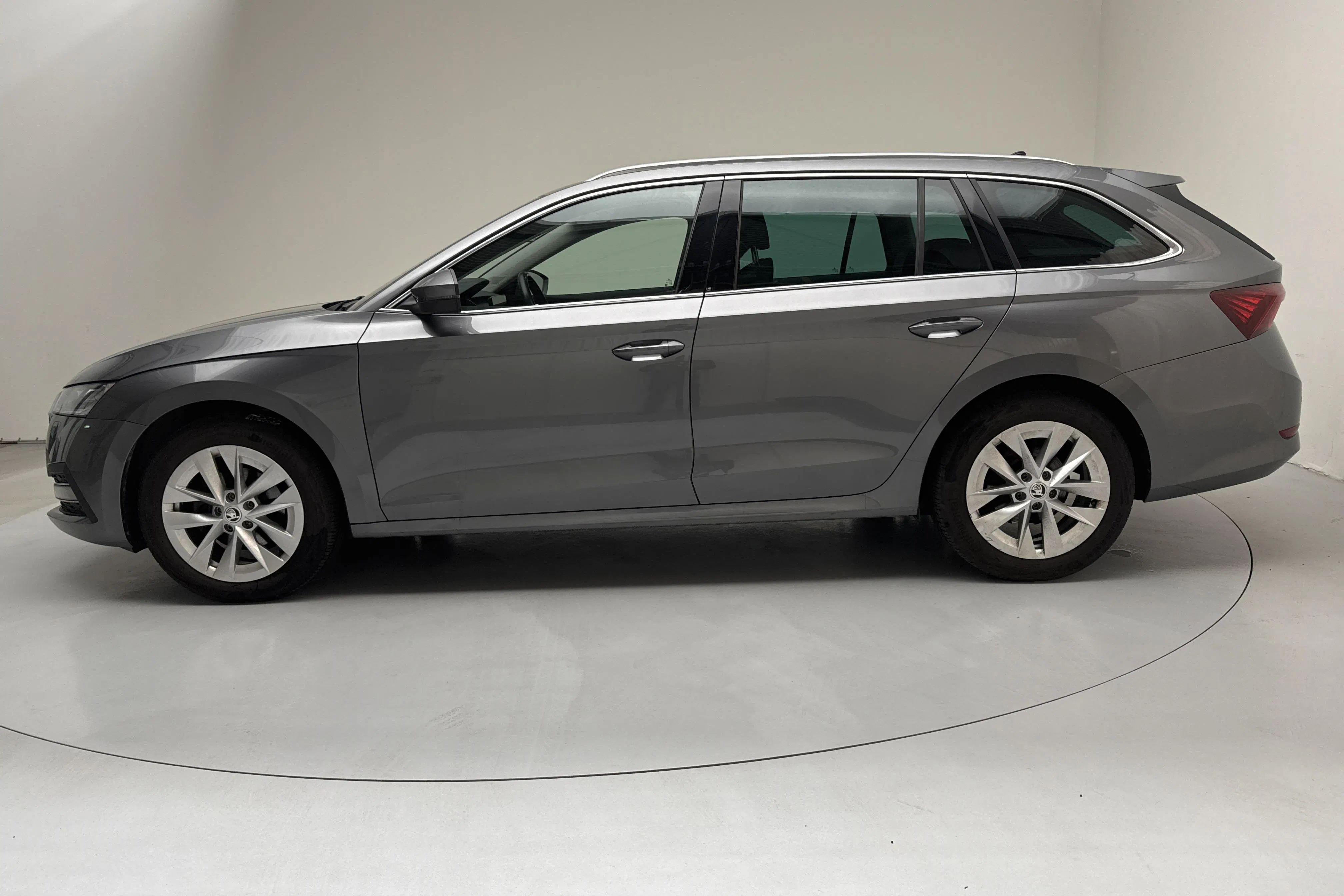 Zdjęcie prezentacyjne 2 z 15: Skoda Octavia TSI e-Tec mHEV Combi (110hk) - 49 850 km - Automatyczna - szary - 2023