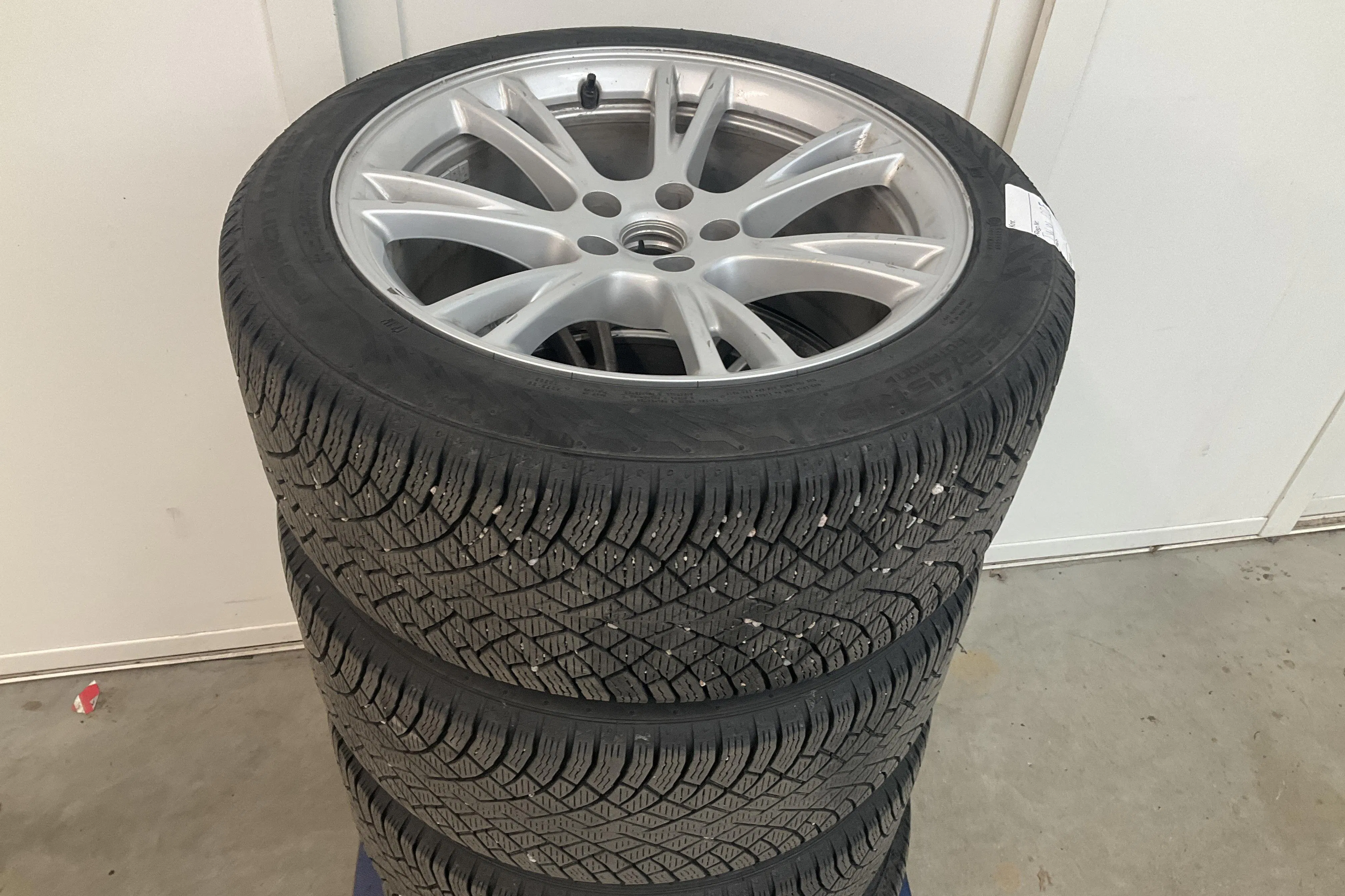 Presentationsfoto 18 av 18: Tesla Model Y Long Range RWD - 9 526 mil - Automat - vit - 2024