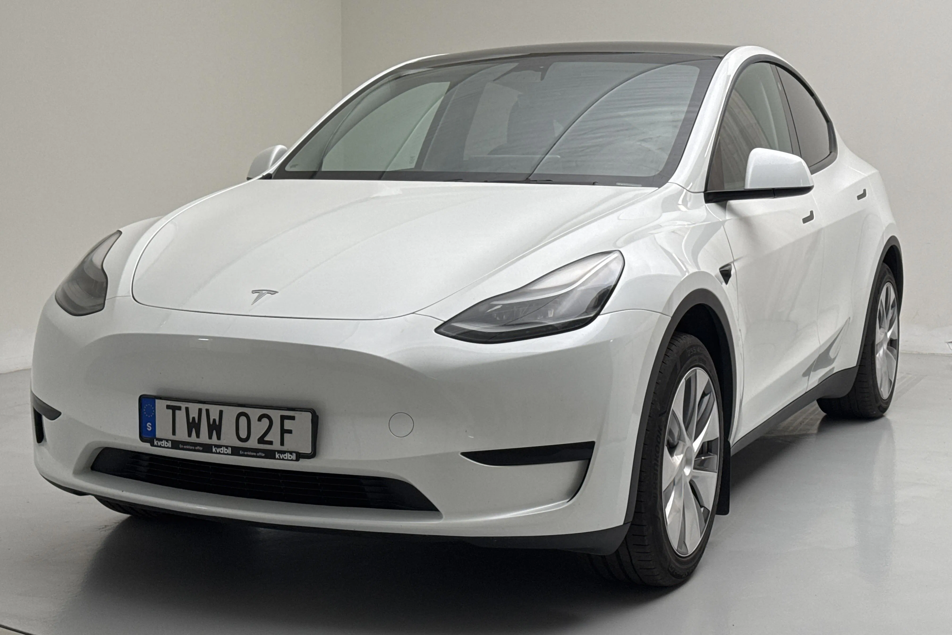 Presentationsfoto 1 av 18: Tesla Model Y Long Range RWD - 9 526 mil - Automat - vit - 2024
