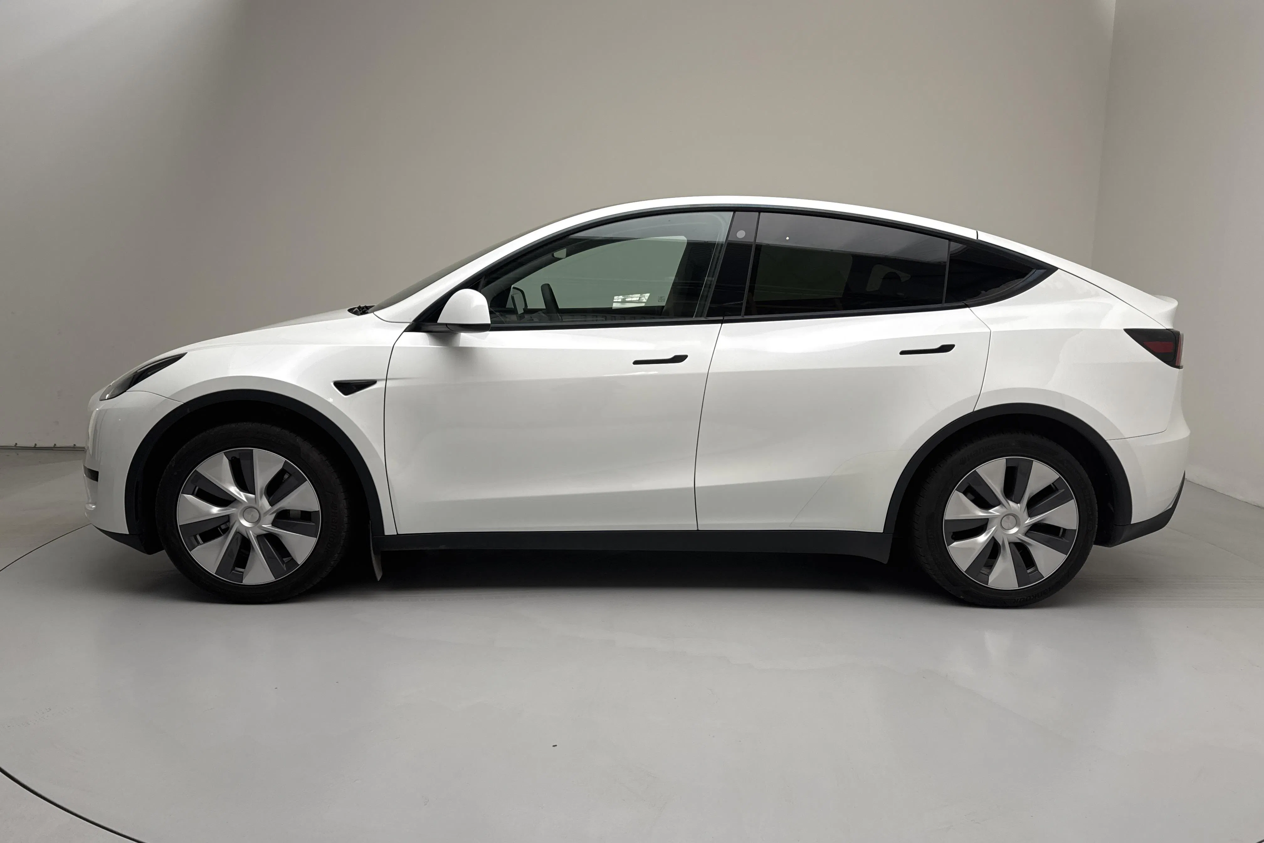 Presentationsfoto 2 av 18: Tesla Model Y Long Range RWD - 9 526 mil - Automat - vit - 2024