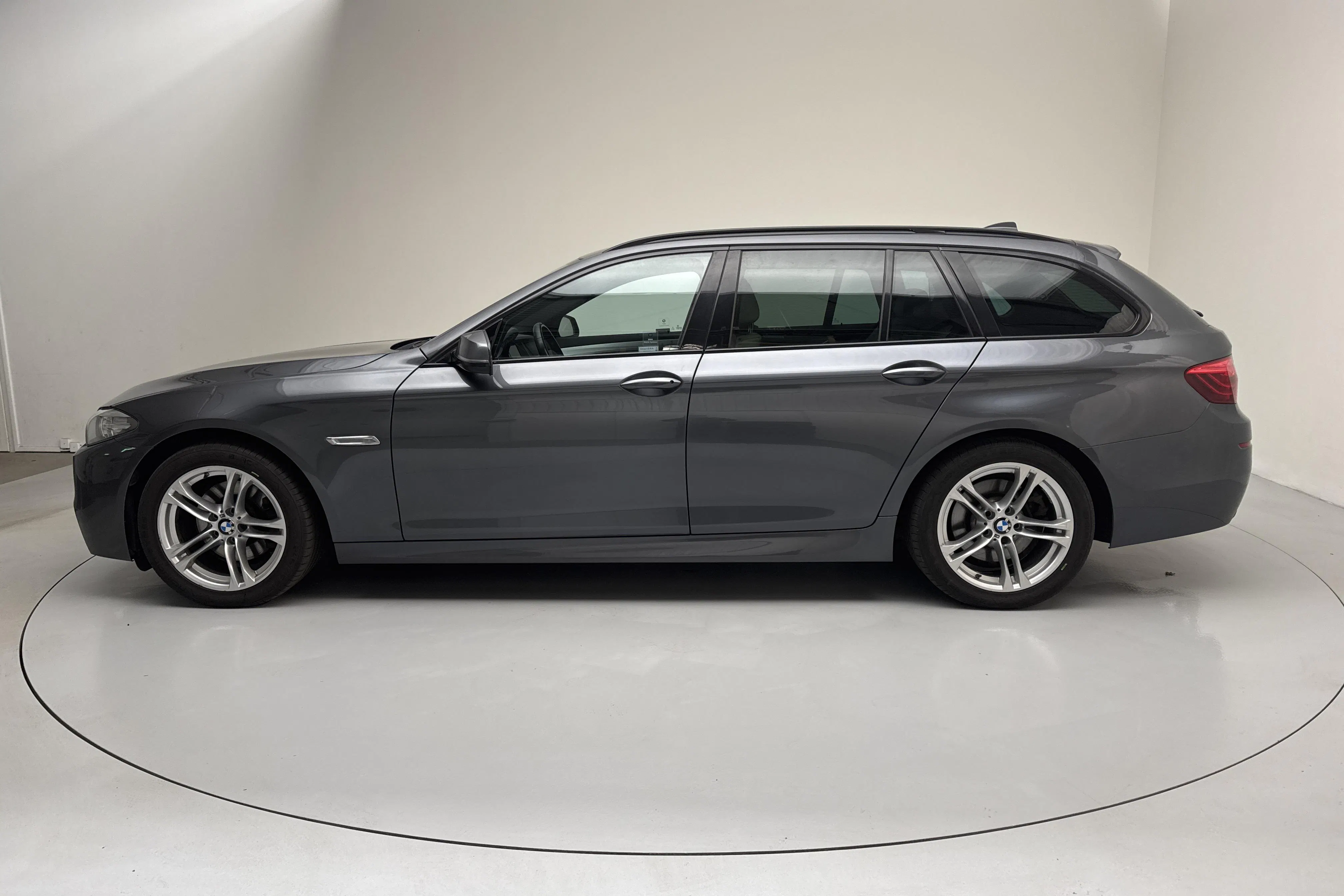 Presentationsfoto 2 av 14: BMW 520d xDrive Touring, F11 (190hk) - 21 944 mil - Automat - grå - 2017