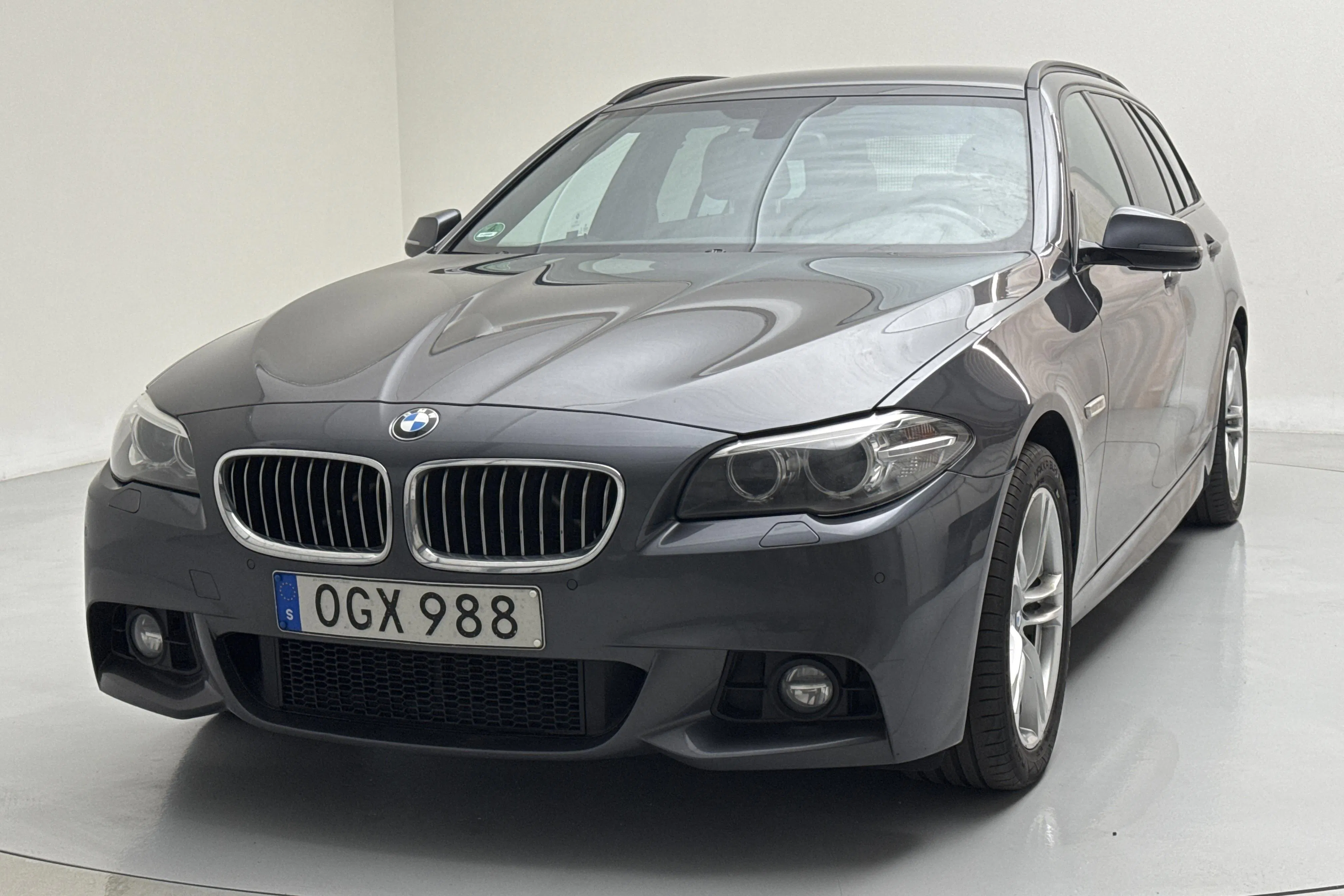 Presentationsfoto 1 av 14: BMW 520d xDrive Touring, F11 (190hk) - 21 944 mil - Automat - grå - 2017