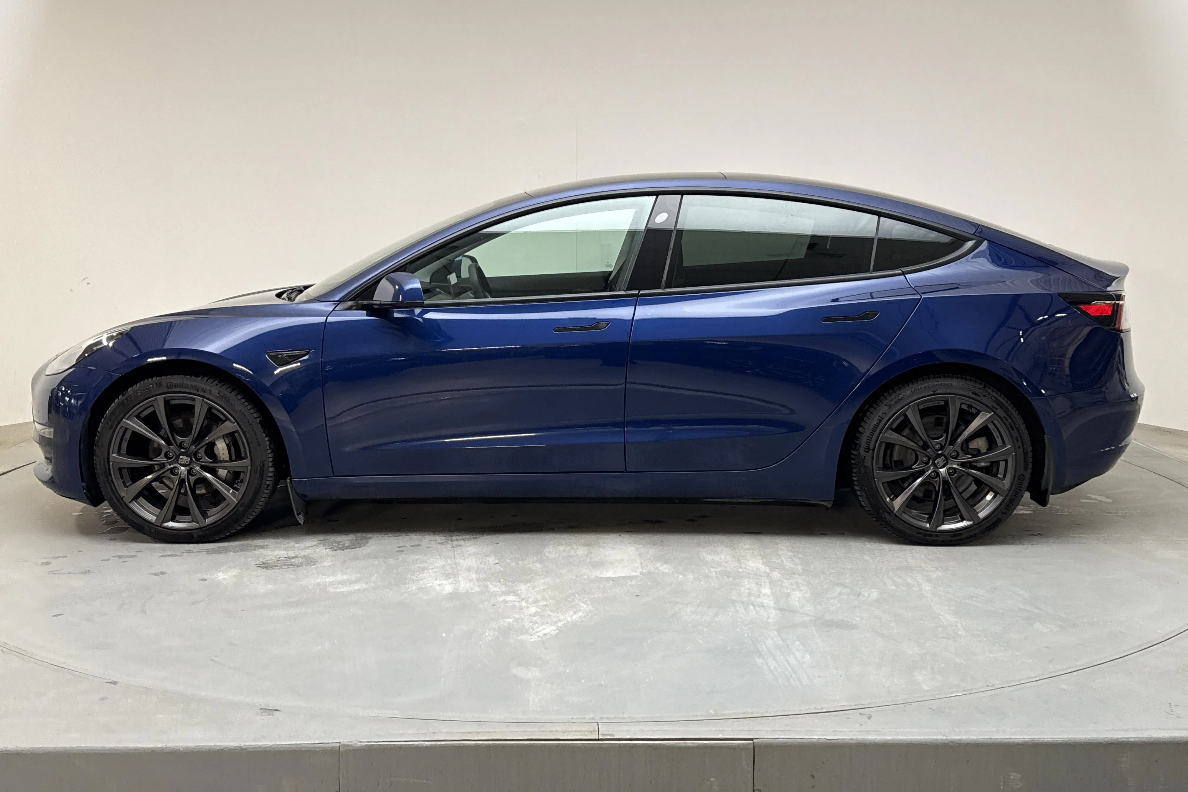 Presentationsfoto 2 av 18: Tesla Model 3 Long Range Dual Motor AWD - 15 121 mil - Automat - blå - 2021
