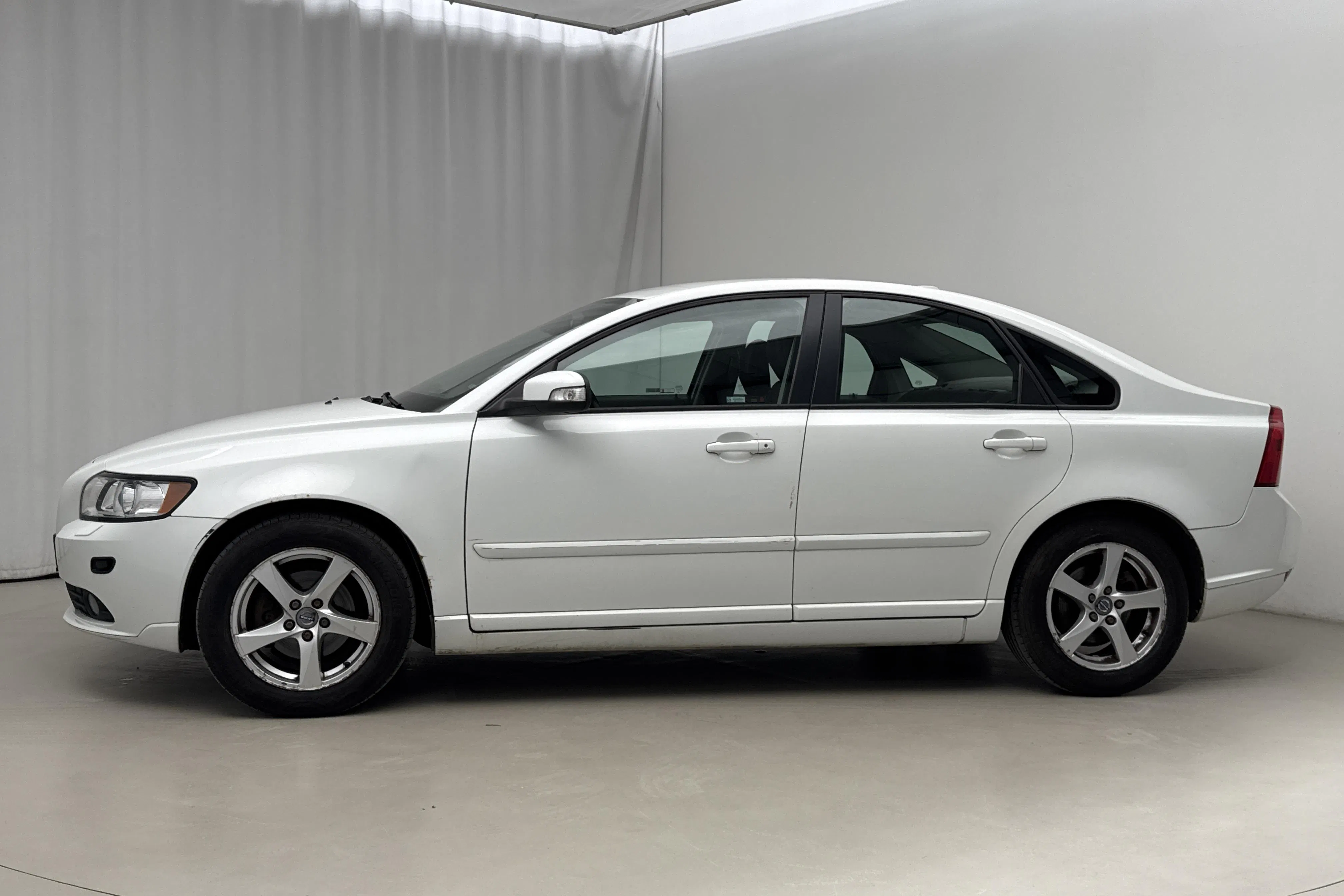 Presentationsfoto 2 av 15: Volvo S40 1.8F (125hk) - 18 887 mil - Manuell - vit - 2008