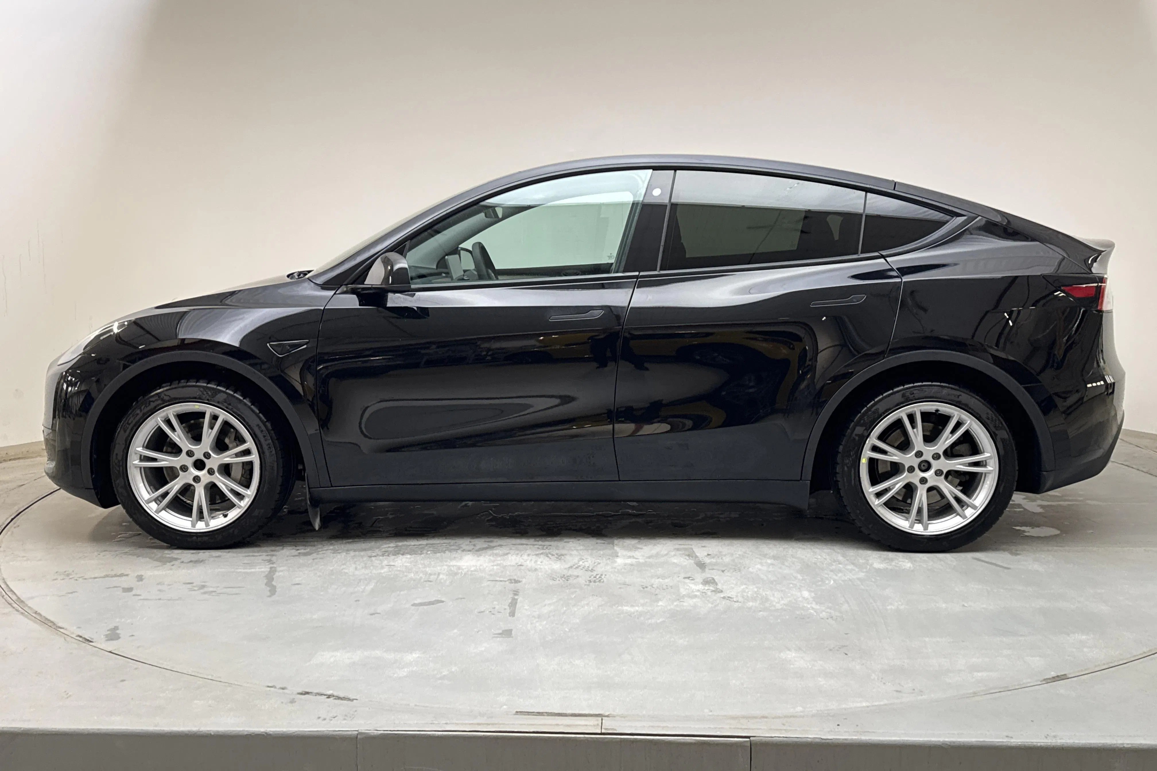 Presentationsfoto 2 av 18: Tesla Model Y RWD - 10 428 mil - Automat - svart - 2023