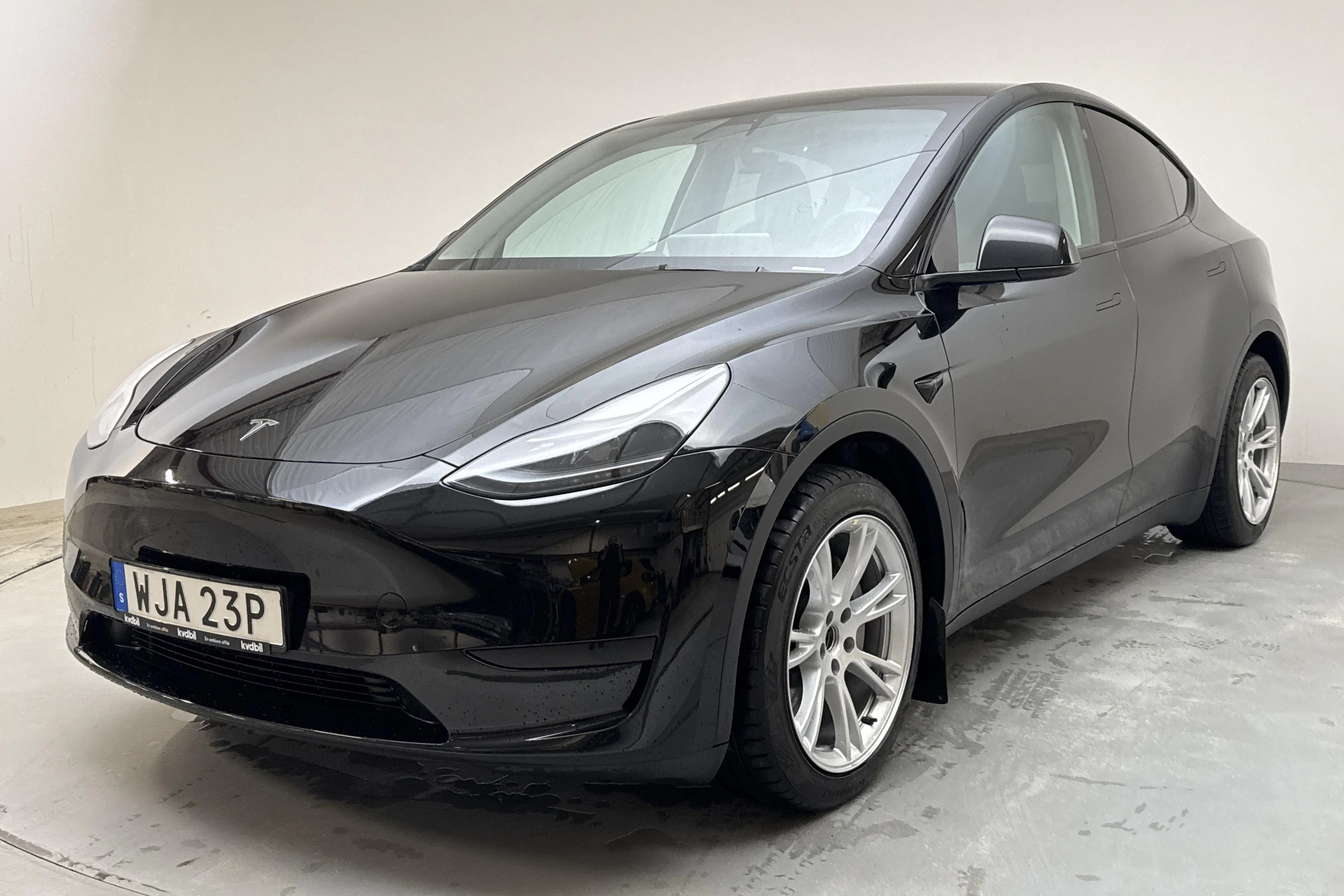 Presentationsfoto 1 av 18: Tesla Model Y RWD - 10 428 mil - Automat - svart - 2023