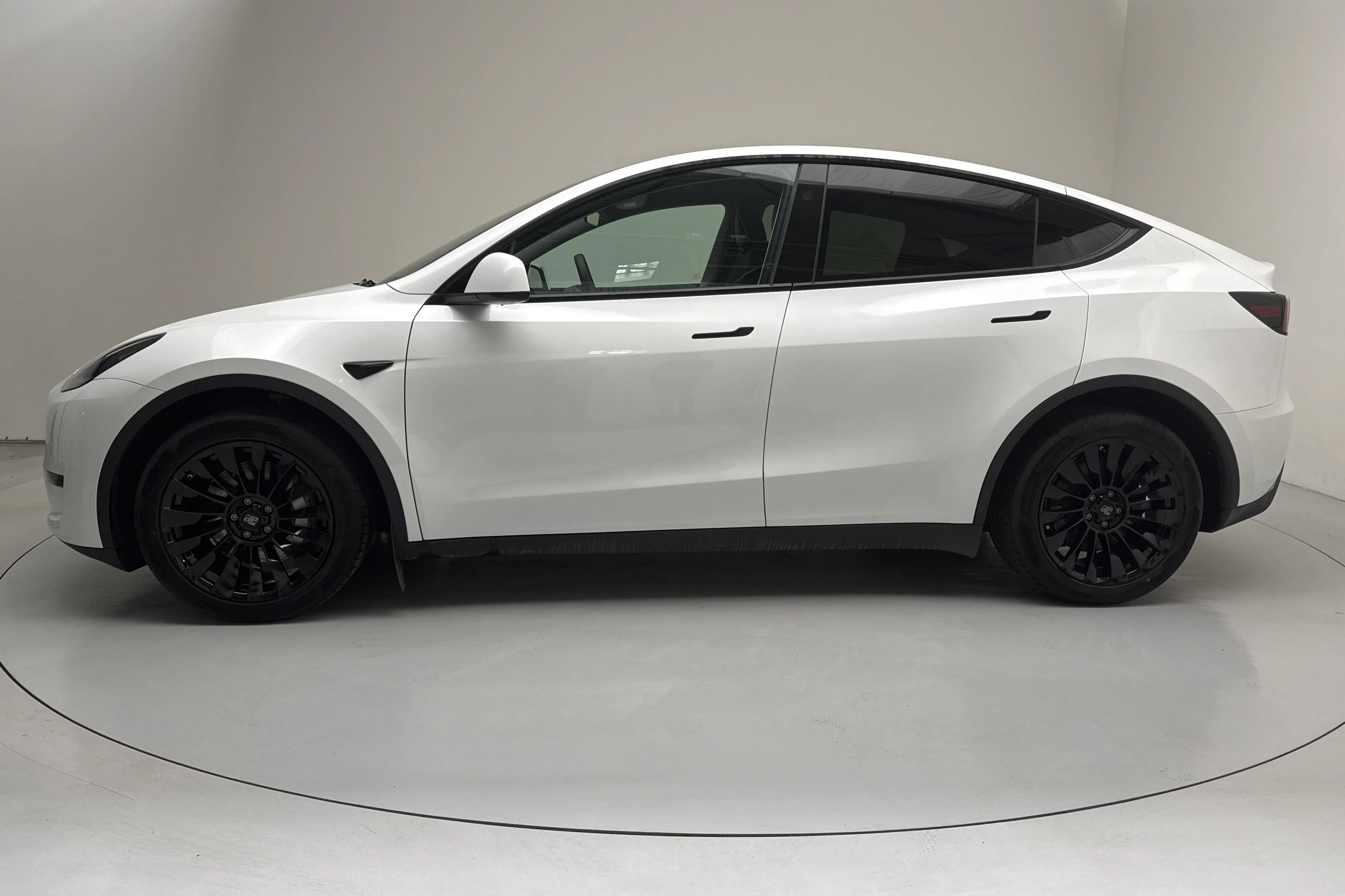 Presentationsfoto 2 av 19: Tesla Model Y Long Range Dual Motor AWD - 5 689 mil - Automat - vit - 2025
