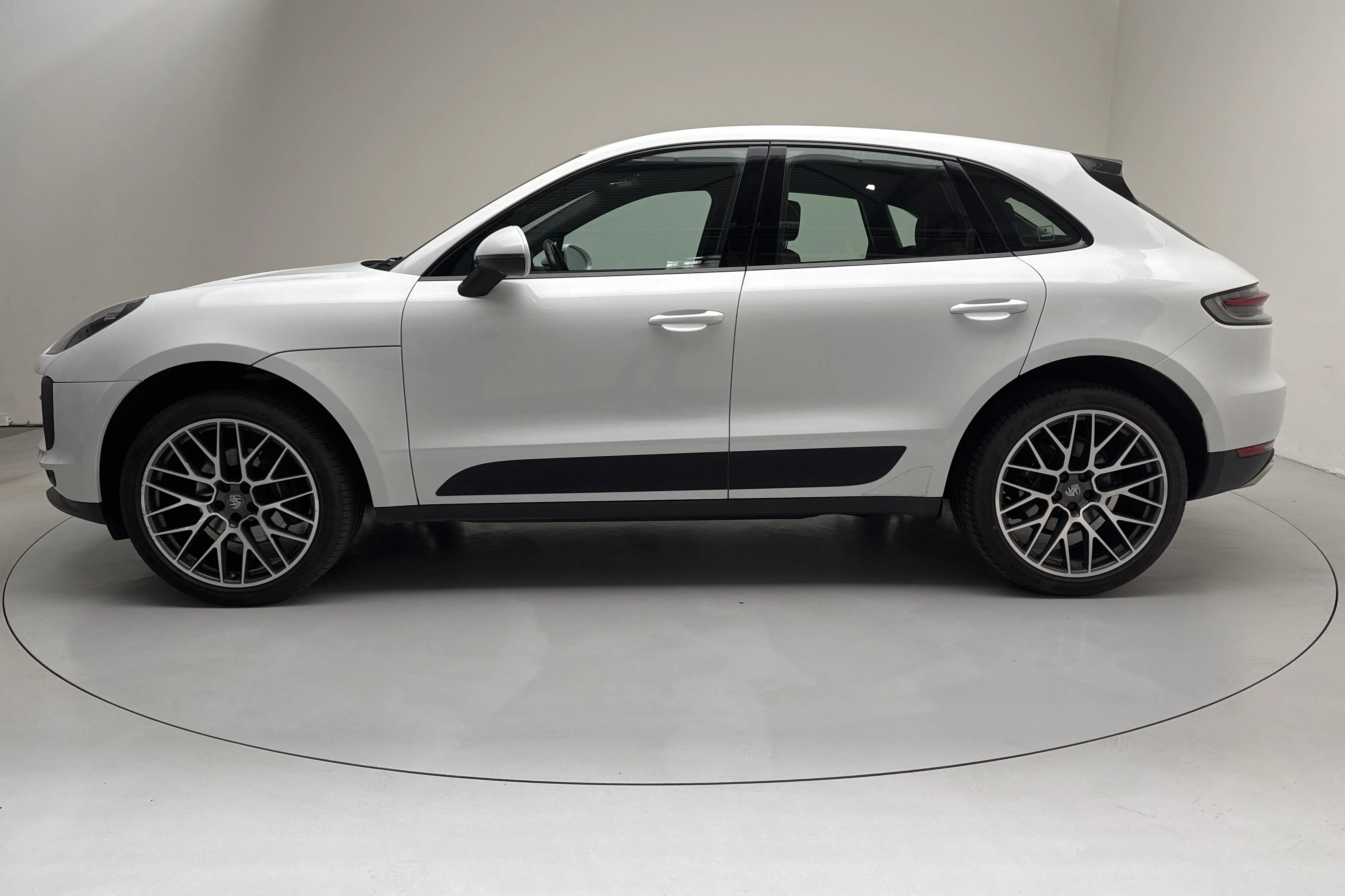 Presentationsfoto 2 av 15: Porsche Macan (245hk) - 9 238 mil - Automat - vit - 2020