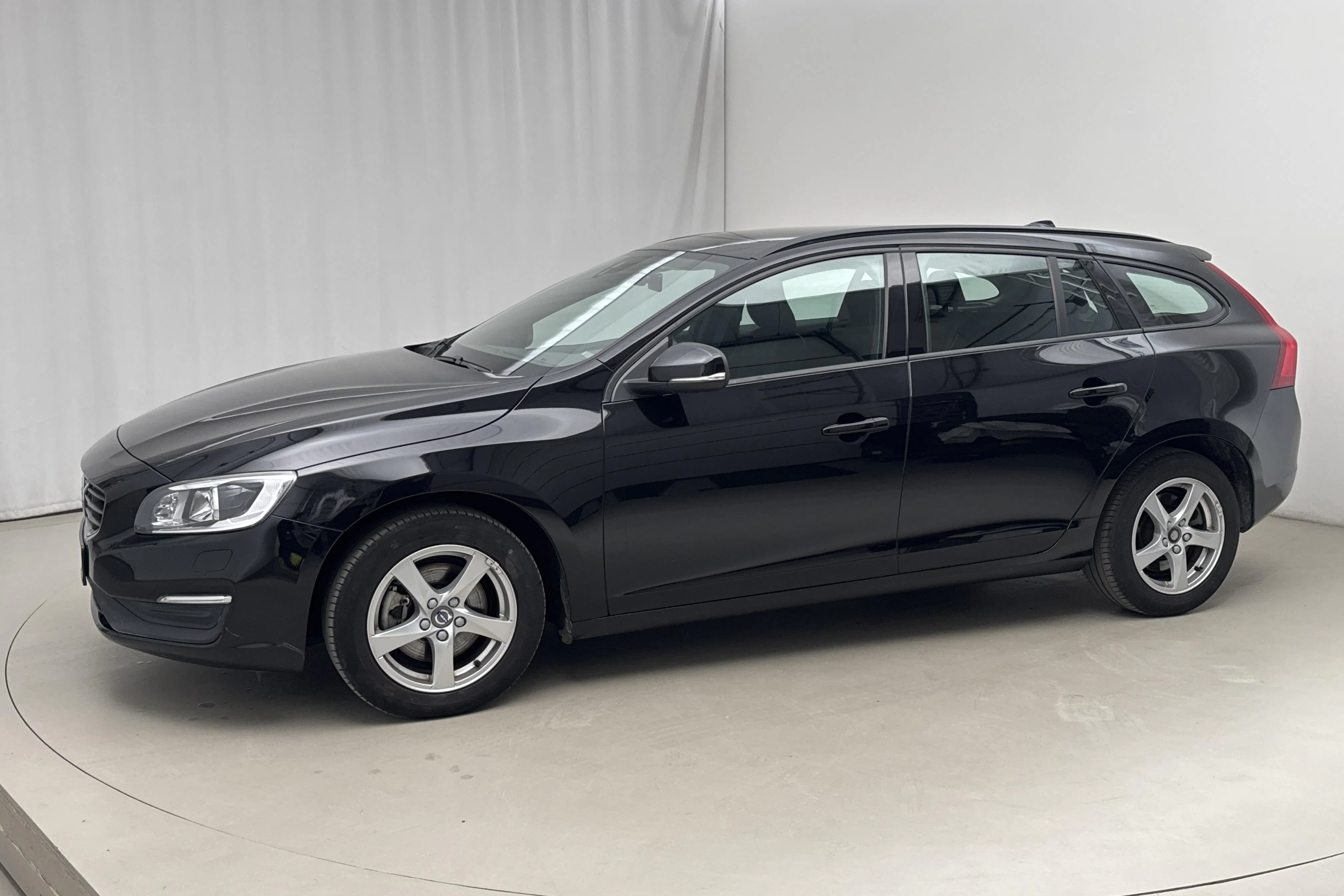 Presentation photo 2 of 15: Volvo V60 T3 (152hk) - 20 550 km - Manual - black - 2018