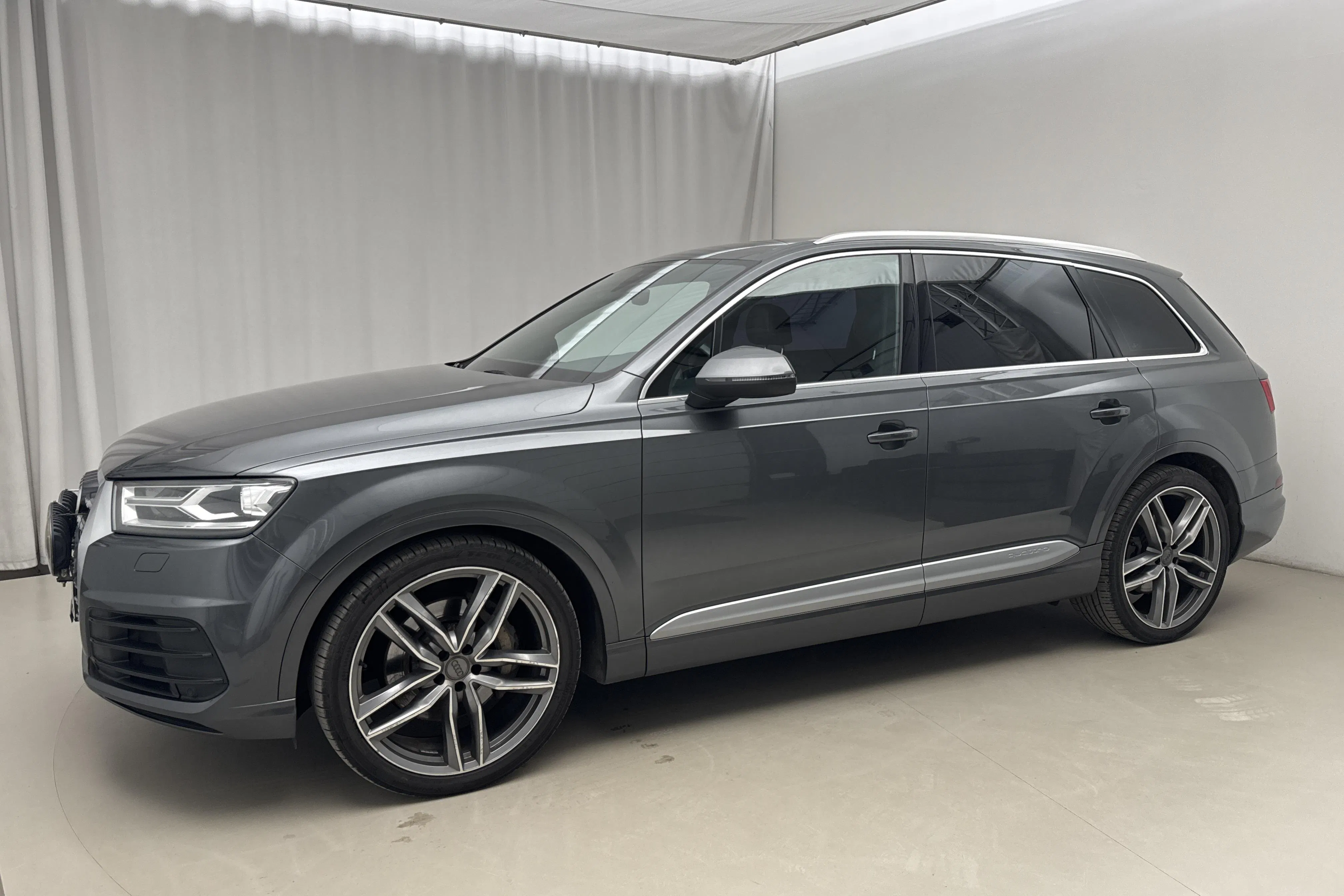 Presentationsfoto 2 av 23: Audi Q7 3.0 TDI quattro (272hk) - 18 481 mil - Automat - grå - 2016