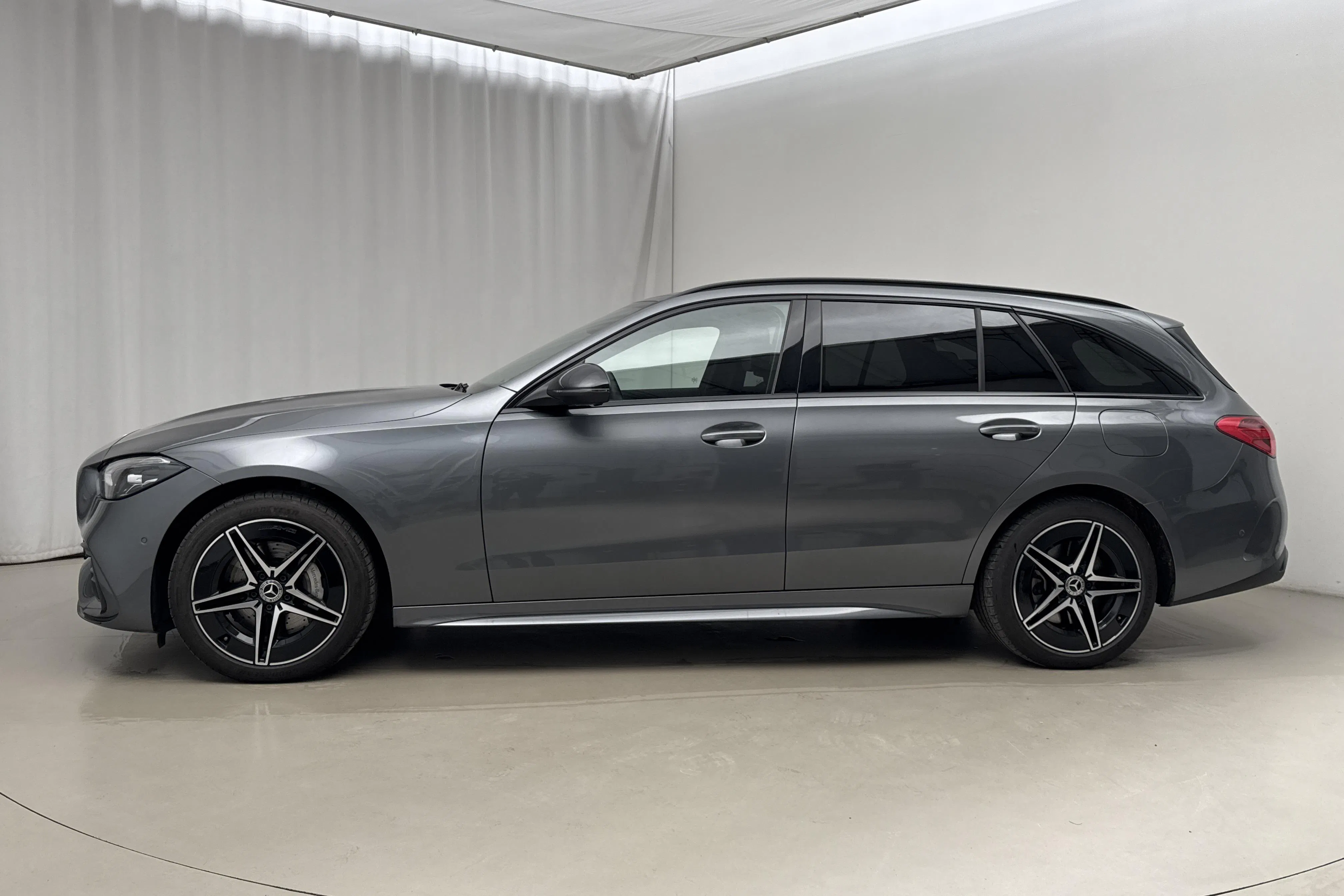 Presentationsfoto 2 av 22: Mercedes C 300 e Kombi S206 (333hk) - 3 457 mil - Automat - grå - 2023