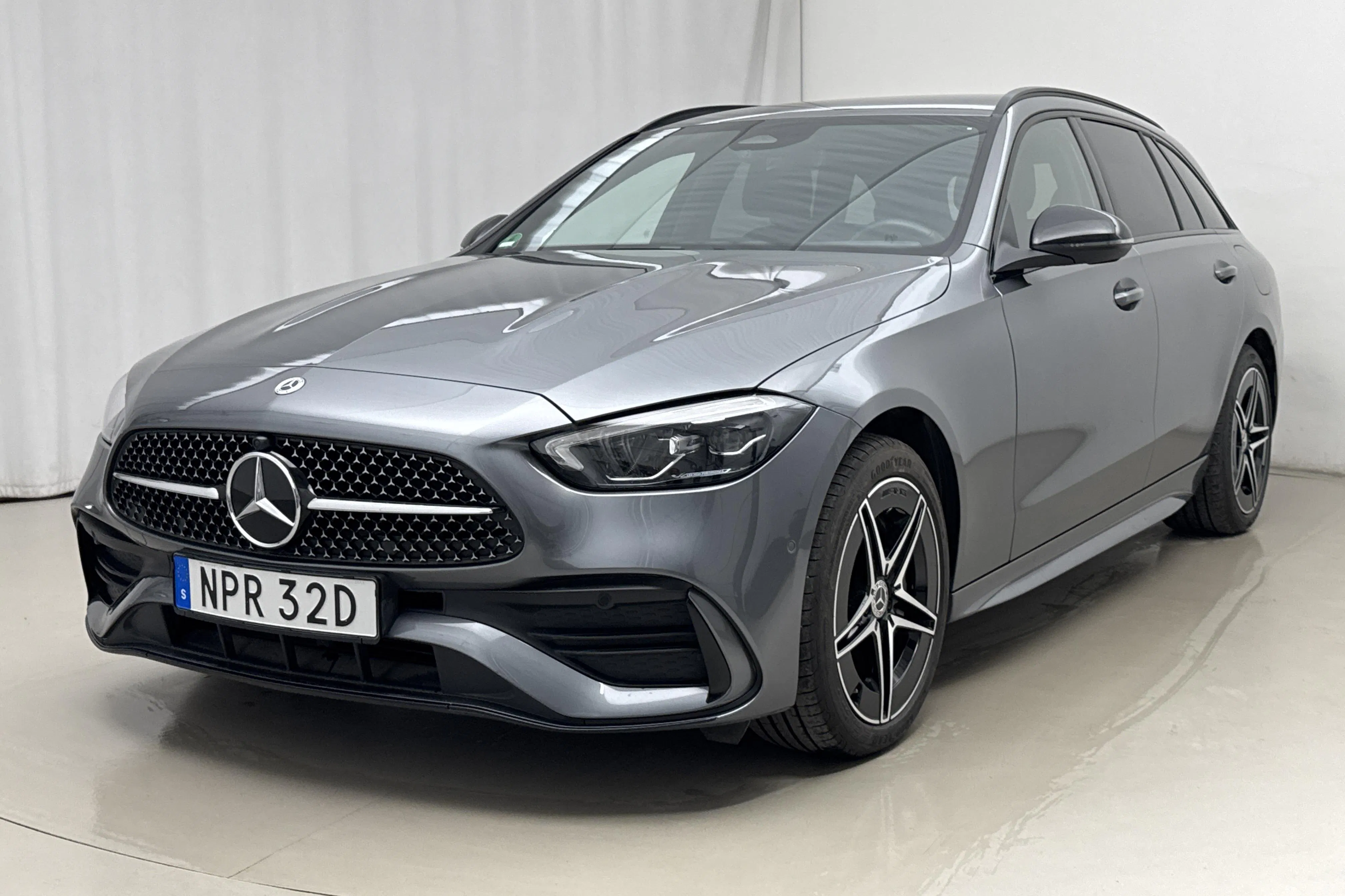 Presentationsfoto 1 av 22: Mercedes C 300 e Kombi S206 (333hk) - 3 457 mil - Automat - grå - 2023